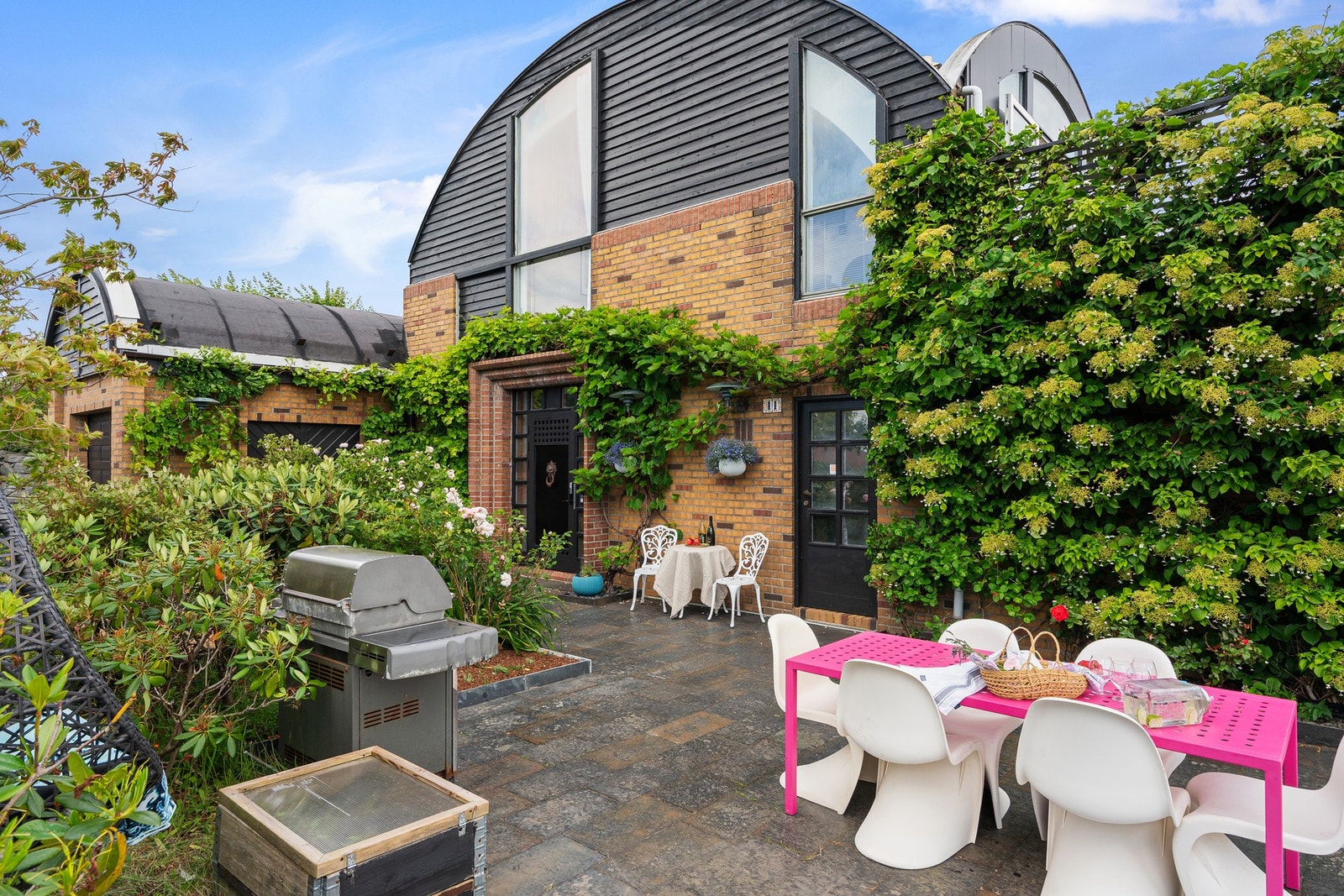 Arkitektperle, designet av arkitektene Sjo Fasting. Solid konstruksjon. Galleribilde