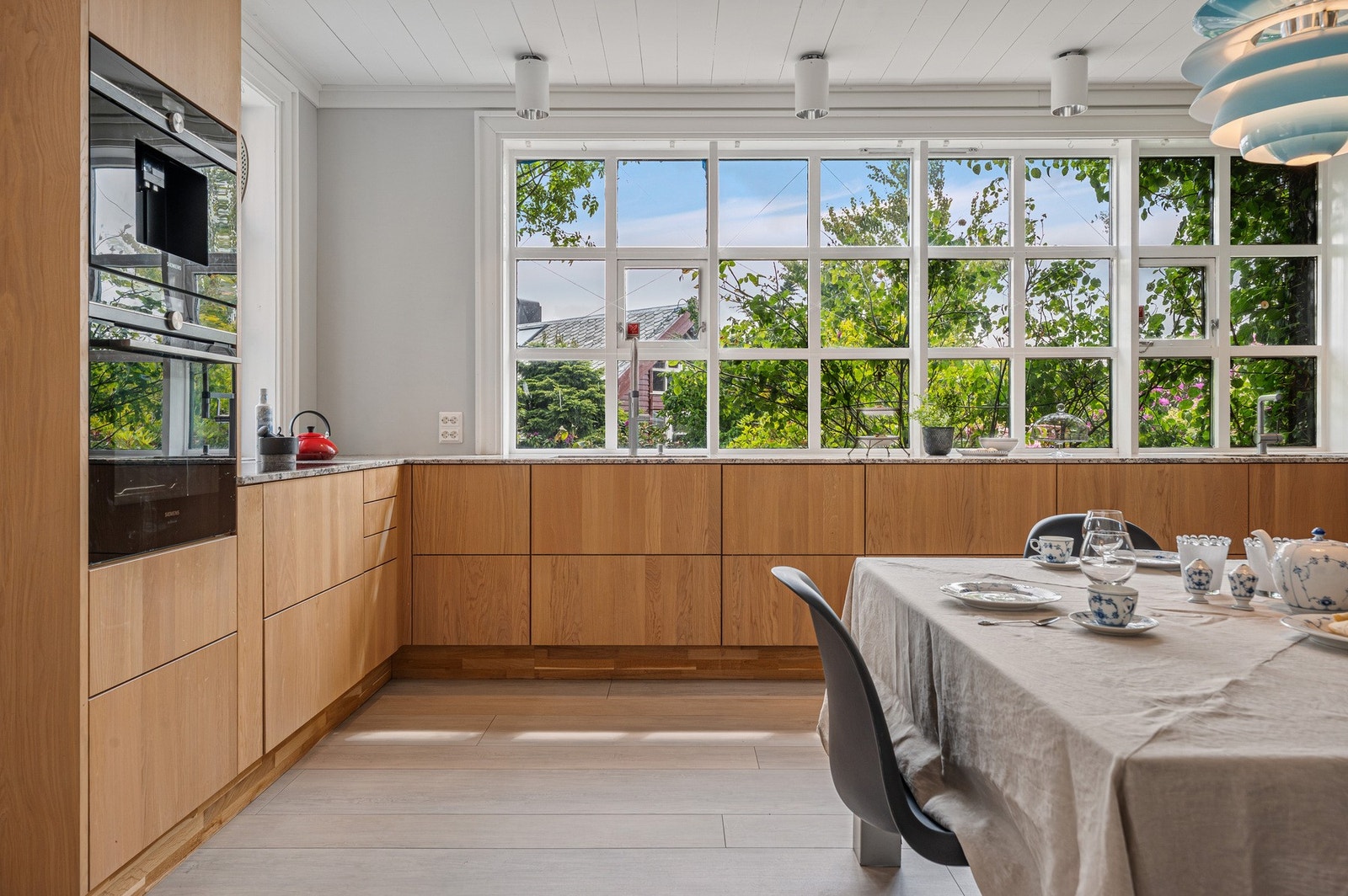 Flott kjøkken med god skap- og benkeplass Galleribilde