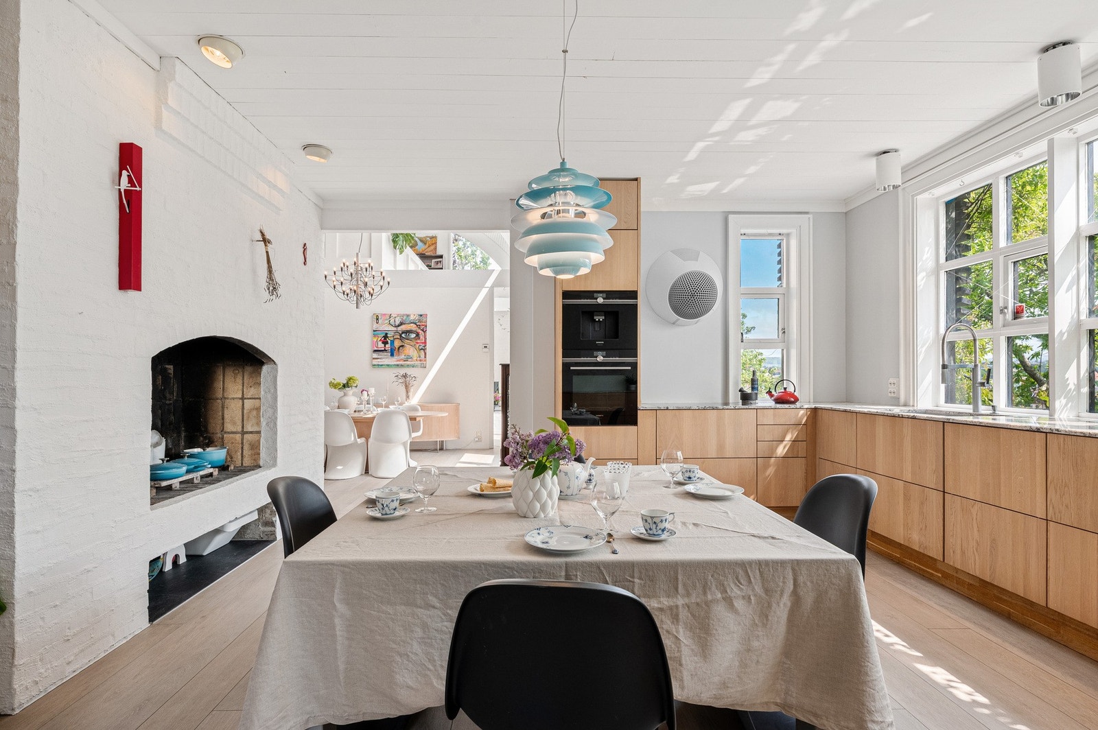 Trivelig ved kjøkkenbordet. Gruve. Det er også et kjølerom i tilknytning til kjøkkenet. Galleribilde