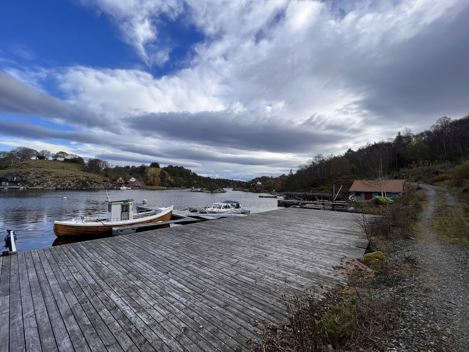 Brygge og småbåthavn i gangavstand fra hyttetomtene. Småbåthavn er godkjent for utvidelse og kan forlenges i takt med utbygging Galleribilde