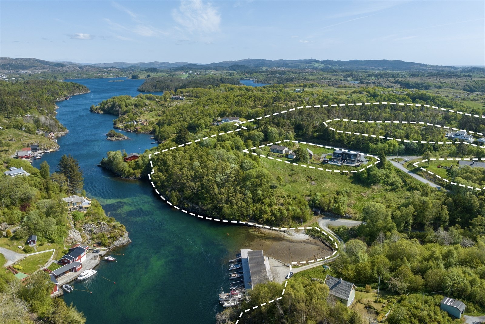 Dette er et område med høy rekreasjonsverdi og umiddelbar nærhet til sjøen samt brygge og godkjent småbåthavn - en sjelden kombinasjon i regulerte fritidsprosjekter Galleribilde
