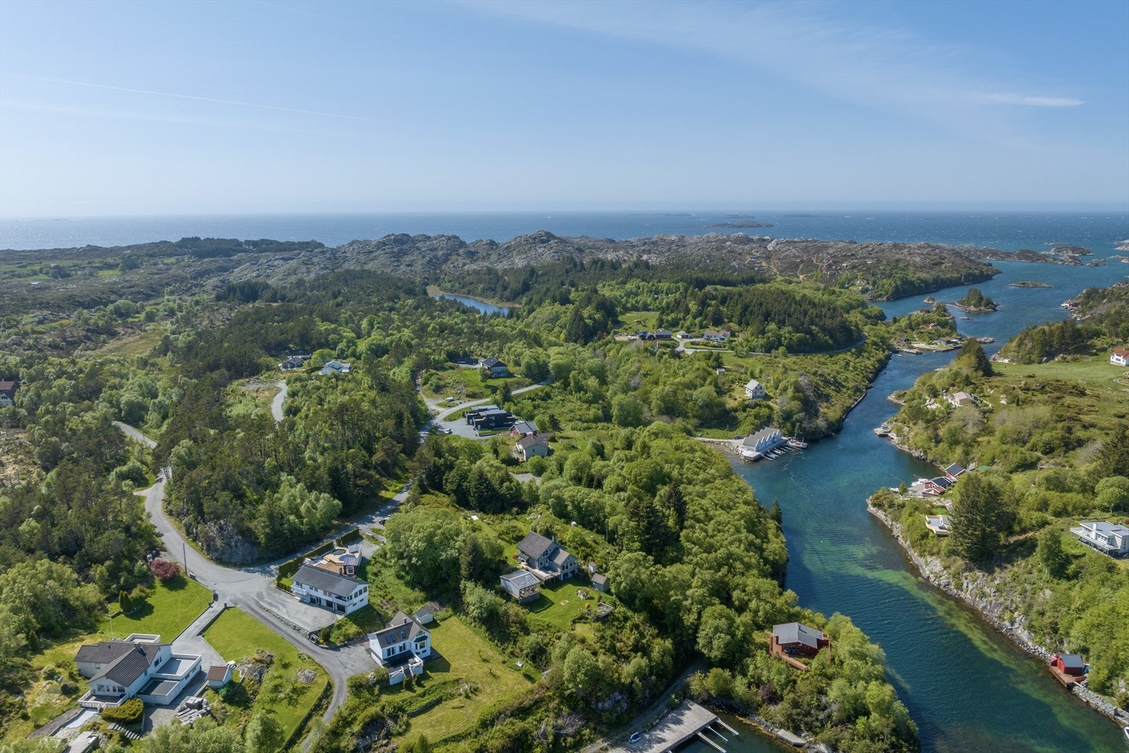 Eiendommen har en attraktiv landlig og skjermet beliggenhet i Hagland-området, kun ca. 15 minutters kjøring fra Haugesund Galleribilde