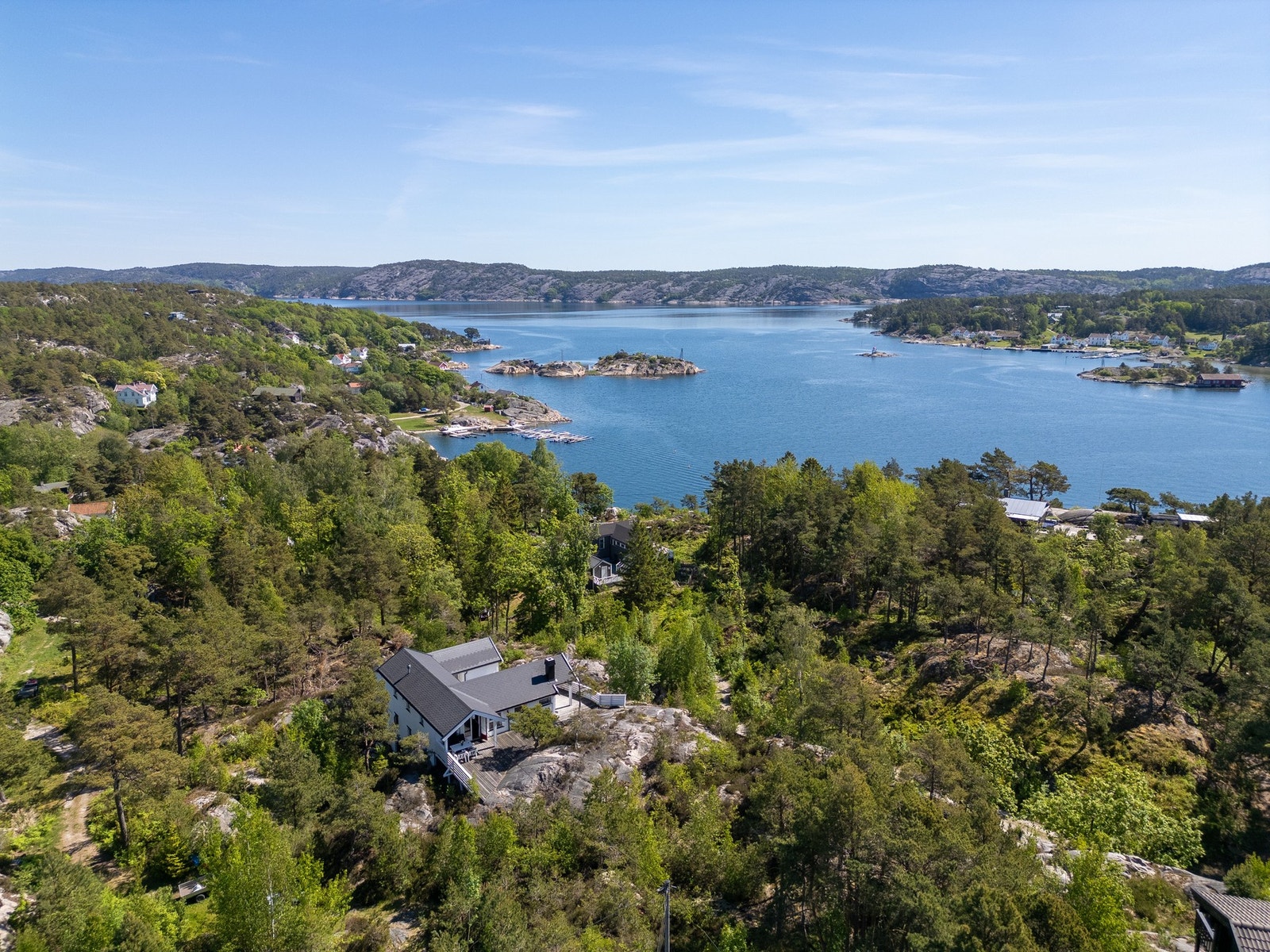 Eiendommen ligger med kort gangavstand til badeplass og fergeleie. Galleribilde
