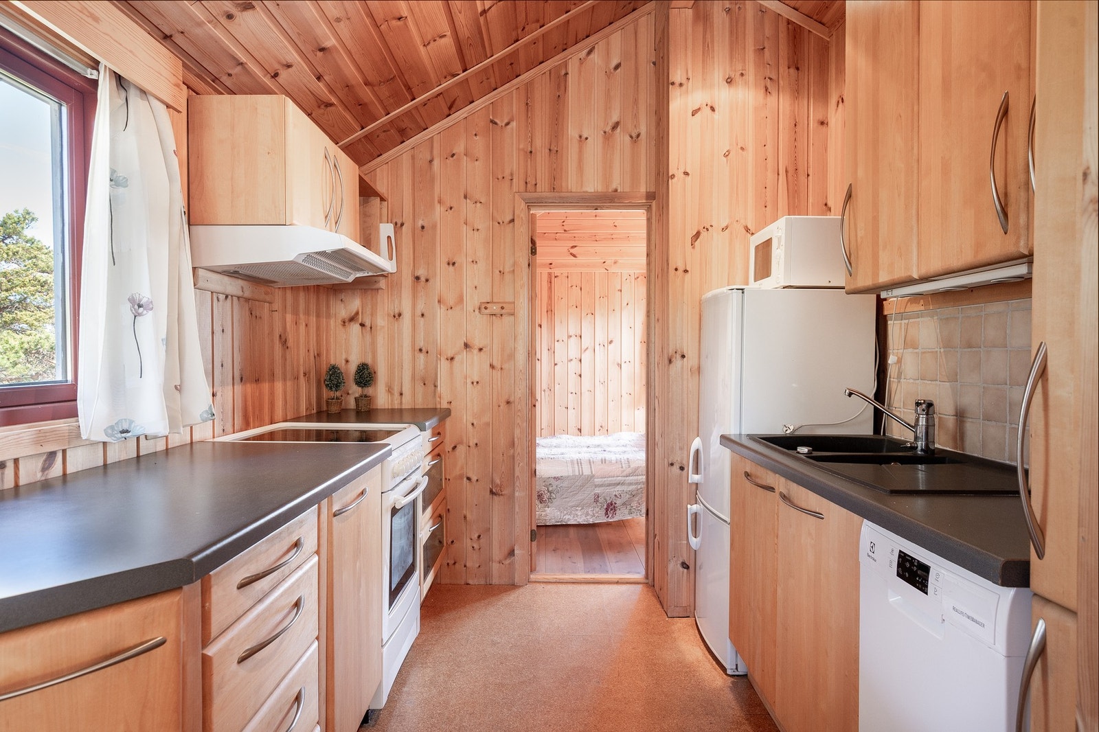 Frittstående komfyr, oppvaskmaskin og kjøleskap. Galleribilde