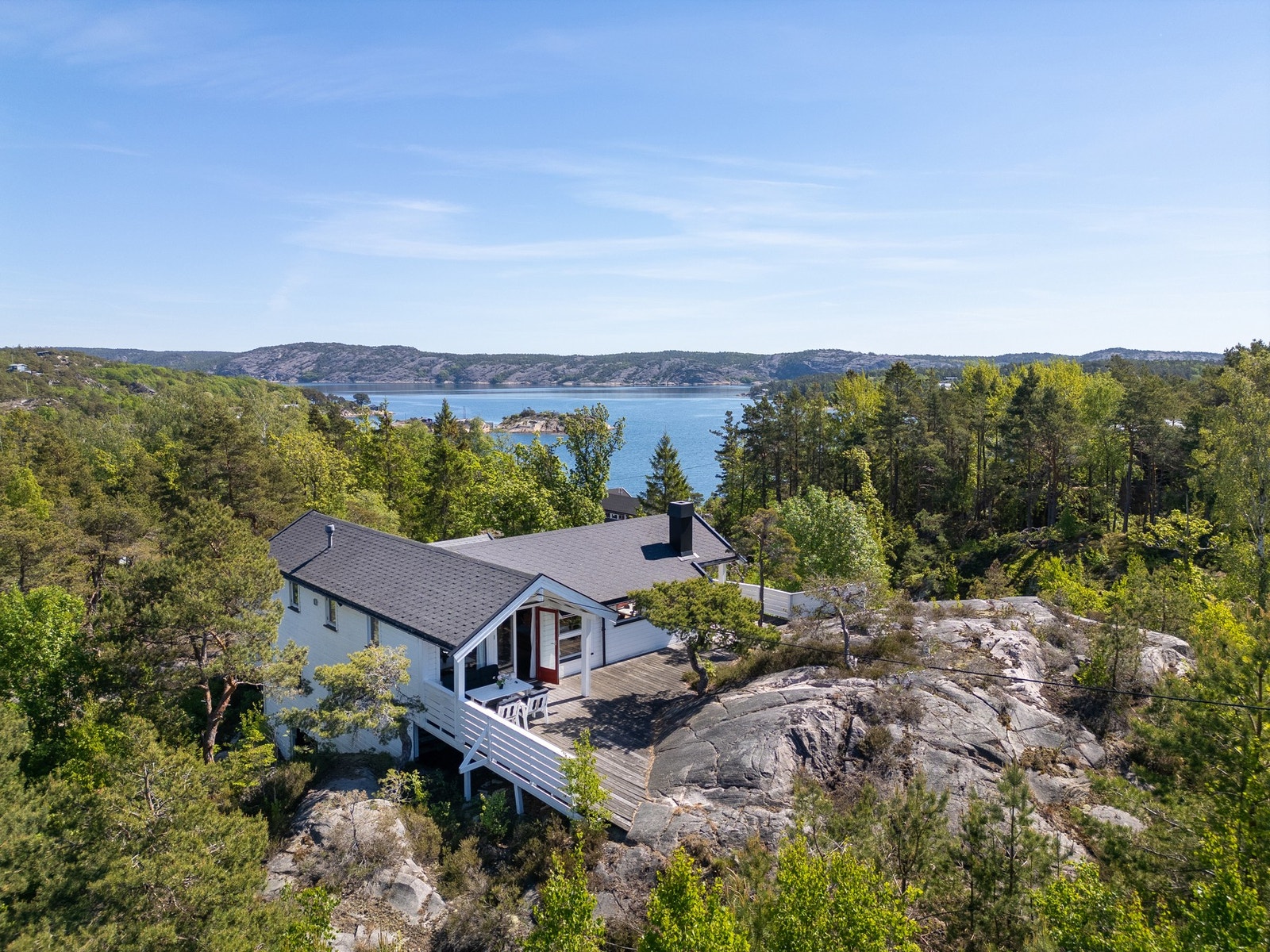 Hytta er høyt og solrikt beliggende med sjøutsikt på Nordre Sandøy. Galleribilde