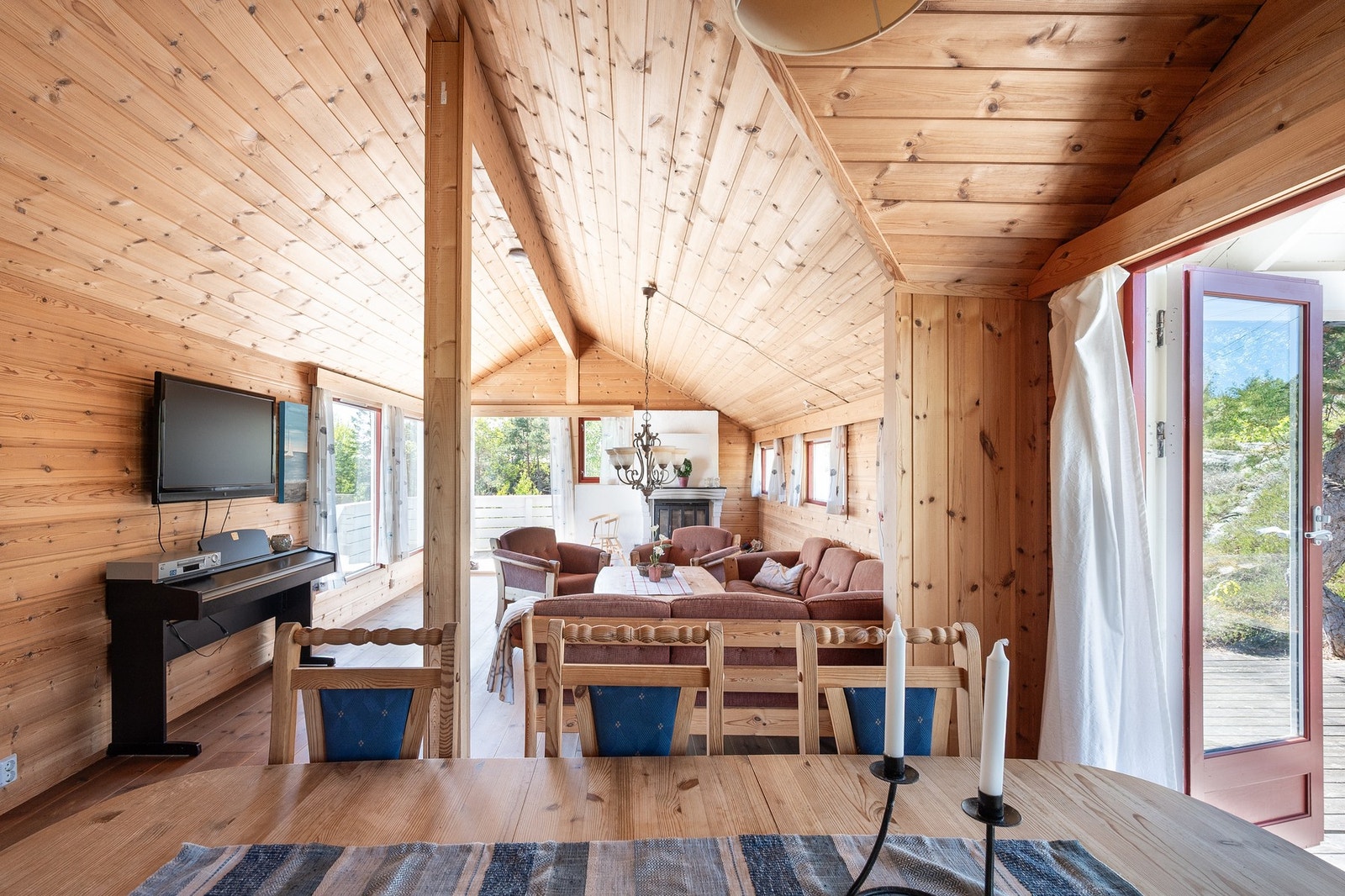 Hytta ble nyoppført i 2005 og holder en gjennomgående god hyttestandard. Galleribilde