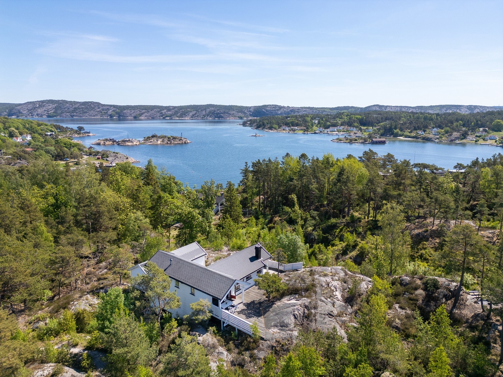 Dette er en romslig hytte/anneks med til sammen 107 kvm BRA! Galleribilde