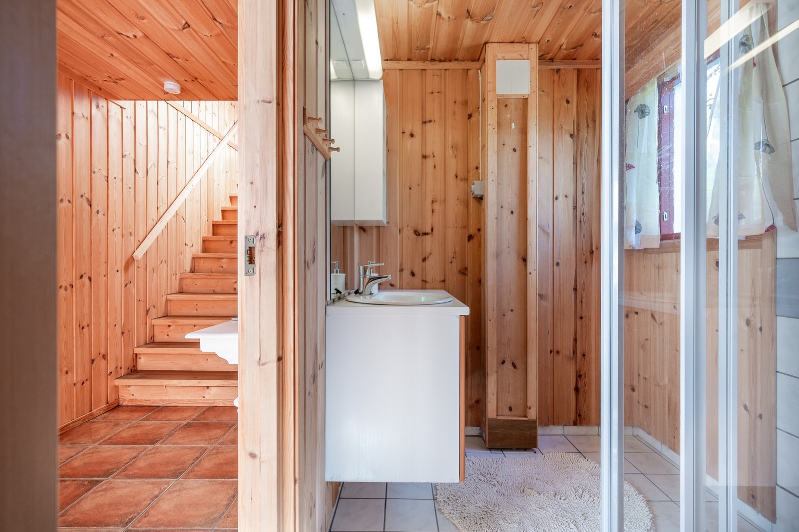 Romslig bad i underetasjen med vegghengt servantinnredning, speil med belysning, dusjkabinett og toalett. Galleribilde