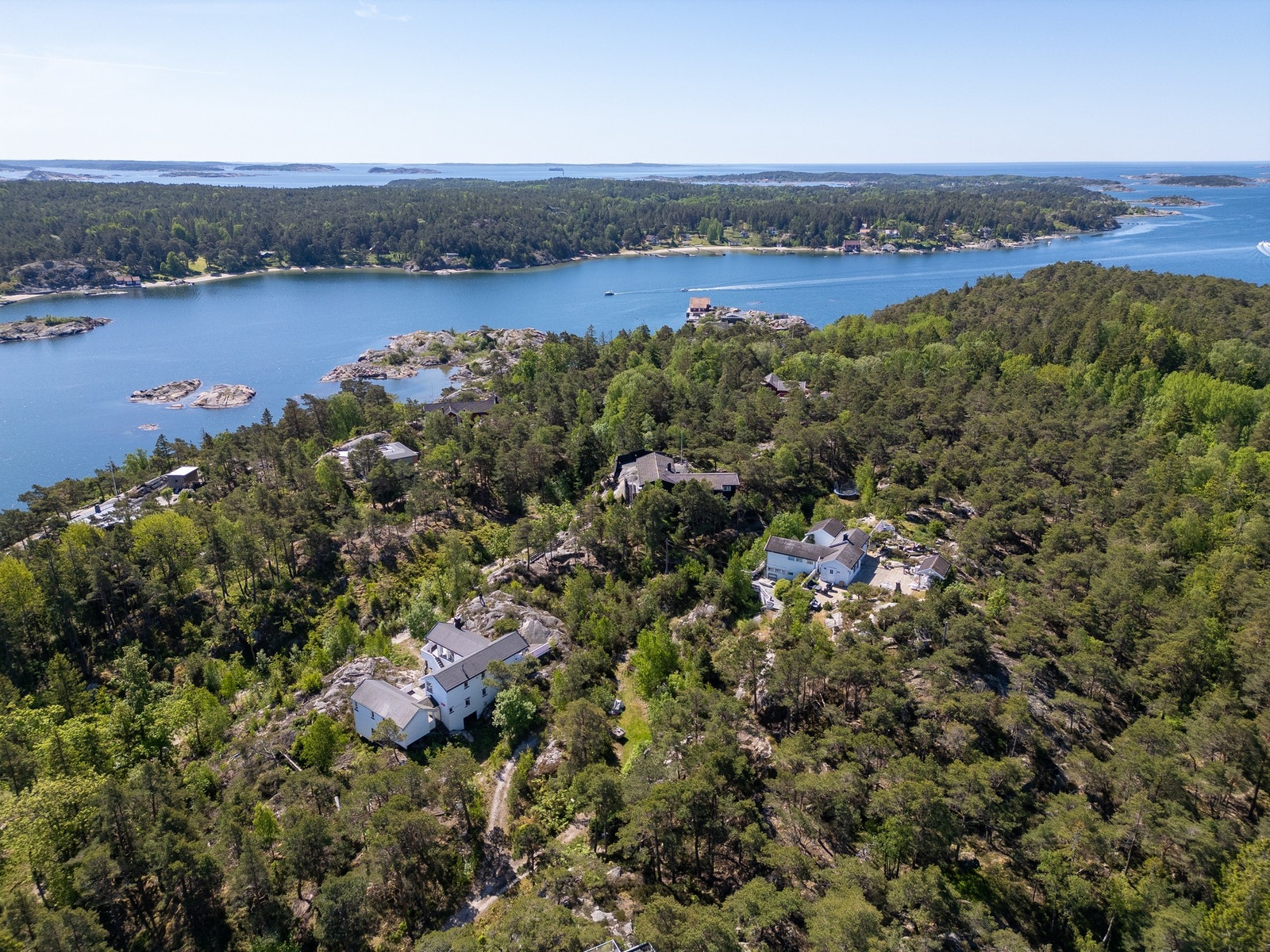 Et utstrakt stinett tar deg til andre deler av øya, bla Makø med serveringstilbud. Galleribilde