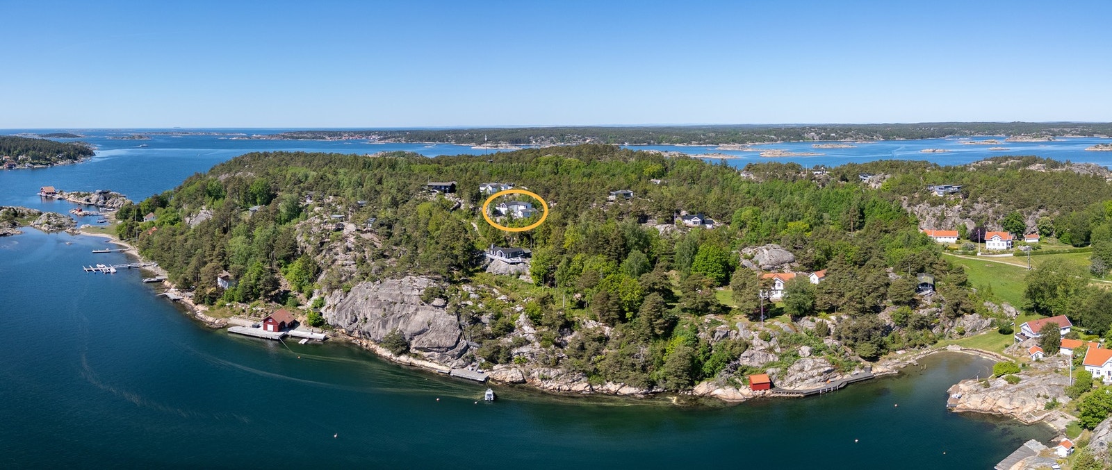 Med båt er Skjærhalden, Herføl, Strømstad og Kosterøyene innenfor en kort kjøretur. Galleribilde