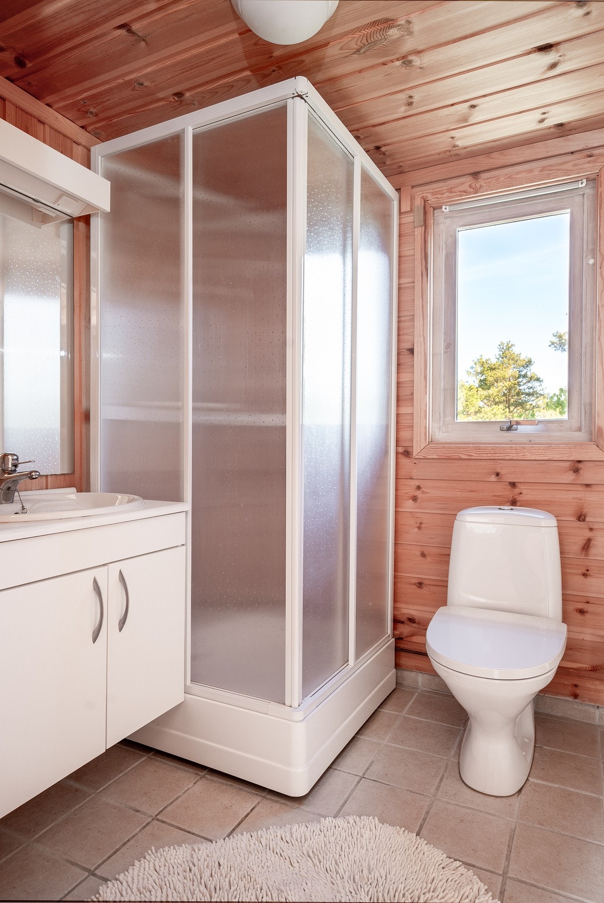 Baderommet i annekset er innredet med servantinnredning, dusjkabinett og toalett. Galleribilde