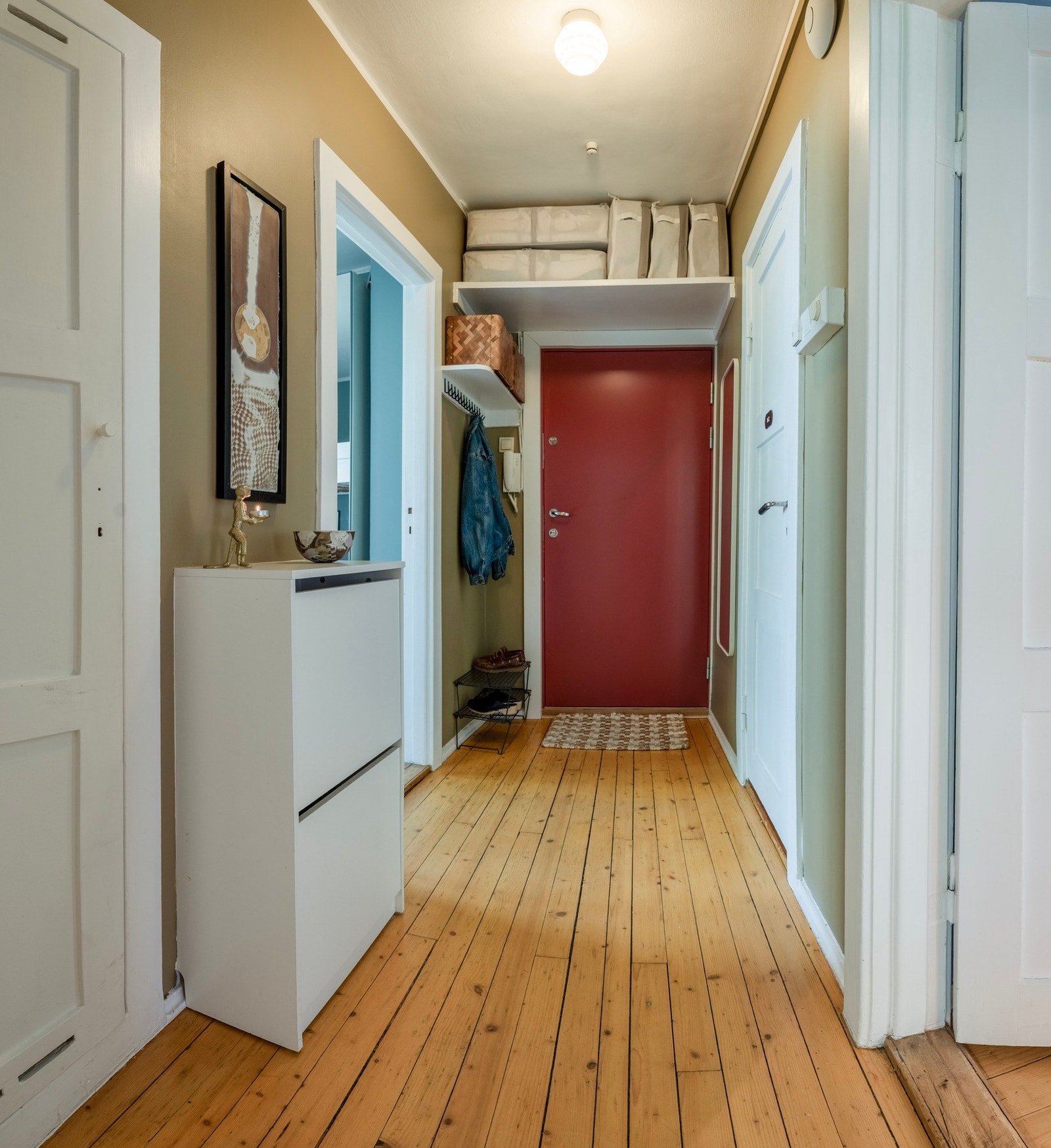 Entréen er tiltalende, med plass til oppbevaring av sko og yttertøy. Galleribilde