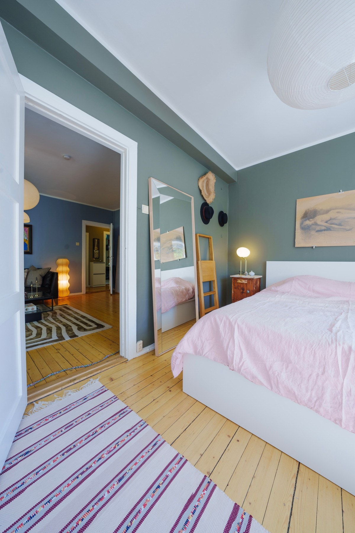 Det er god plass til dobbeltseng og oppbevaringsmuligheter i medfølgende garderobeløsning. Galleribilde