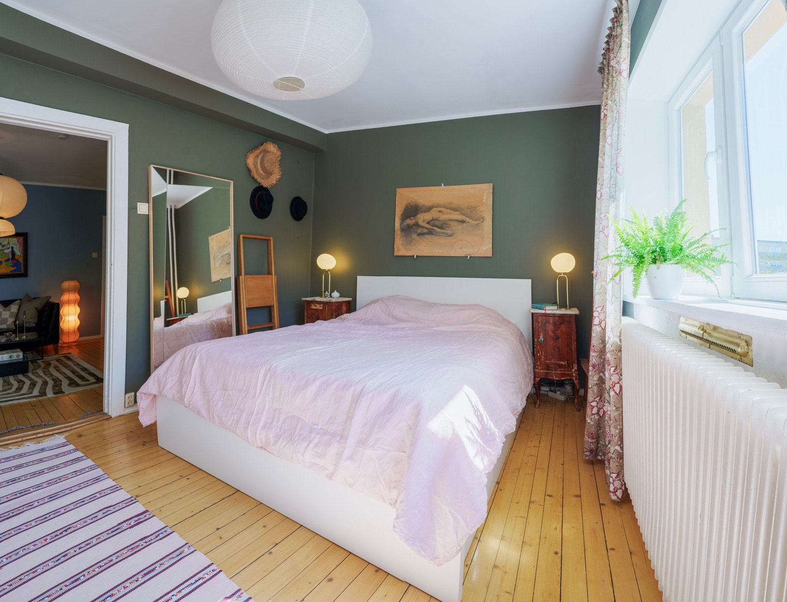 Hovedsoverom er holdt i morderne farge som står i stil med resten av leiligheten. Galleribilde