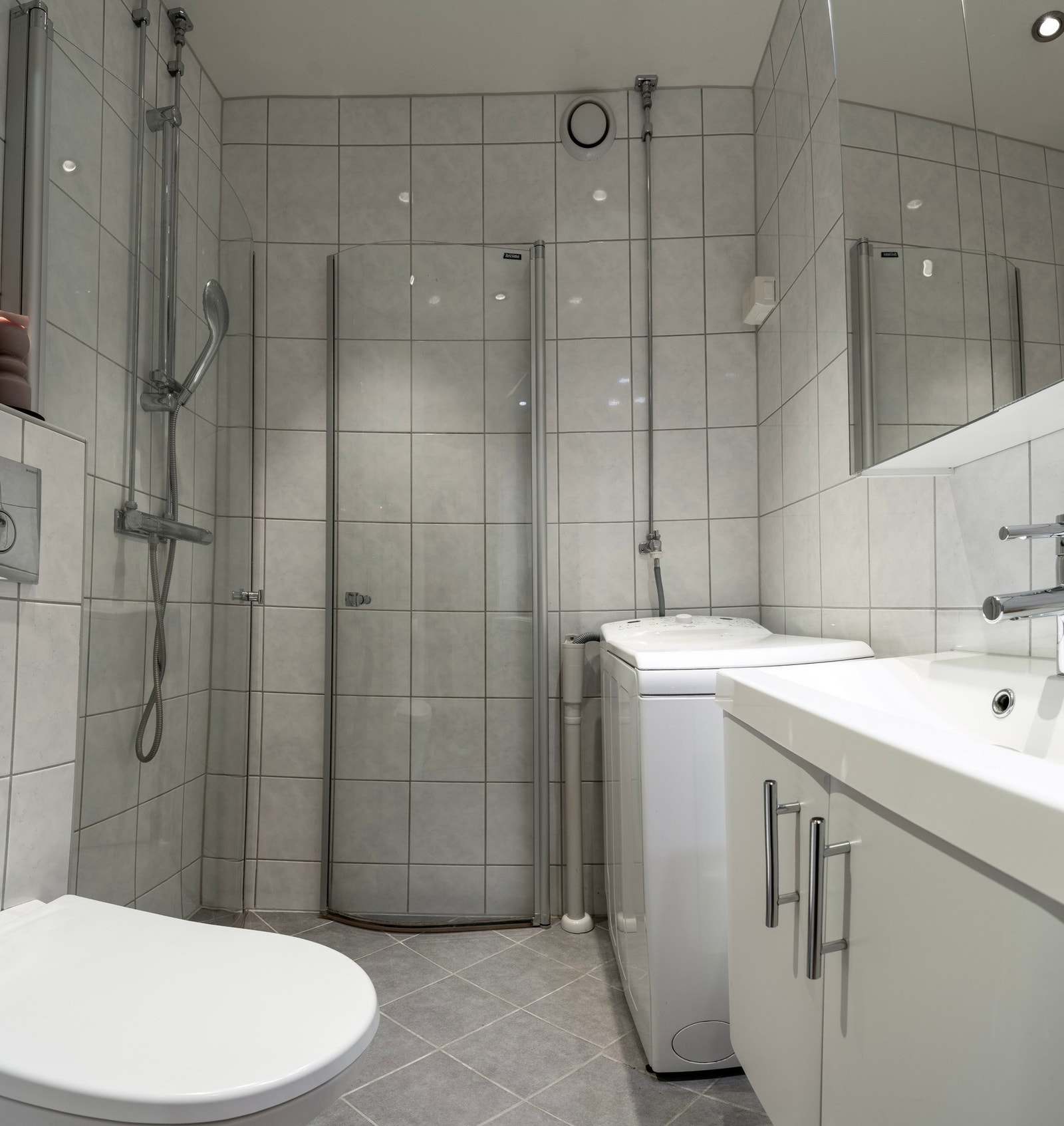 Delikat bad, innredet med smakfulle flisvalg og moderne innredning. Galleribilde