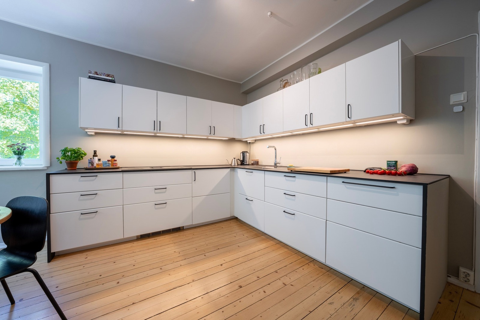 Separat kjøkken med nyere (2021) og moderne kjøkkeninnredning med god benk- og lagringsplass. Galleribilde