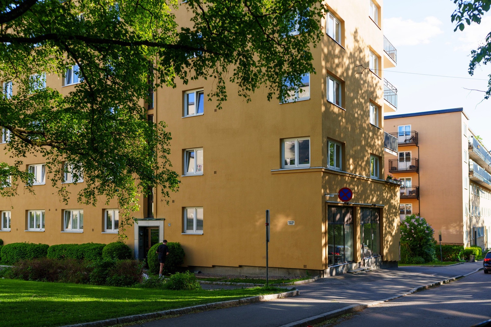 Bebyggelsen på Sinsen består i all hovedsak av lavblokkbebyggelse i teglstein fra rundt 1940- tallet. Galleribilde