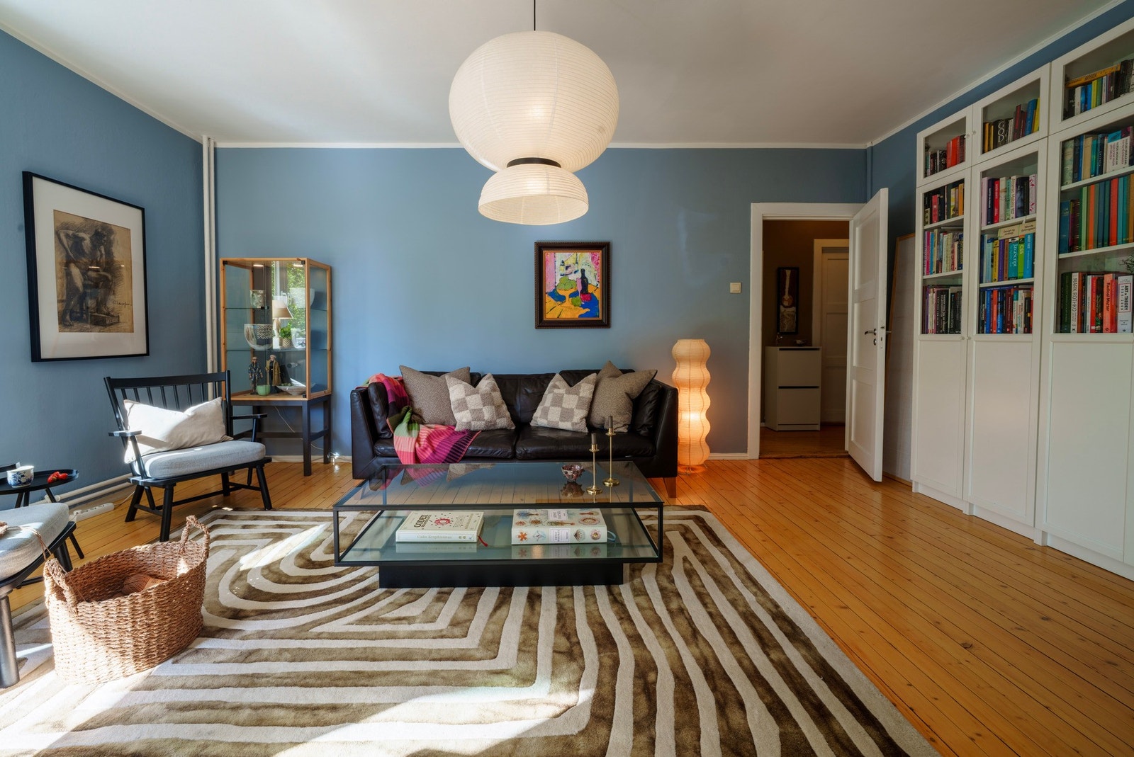 Stuen fremstår lys, luftig og tidsmessig utført. Galleribilde