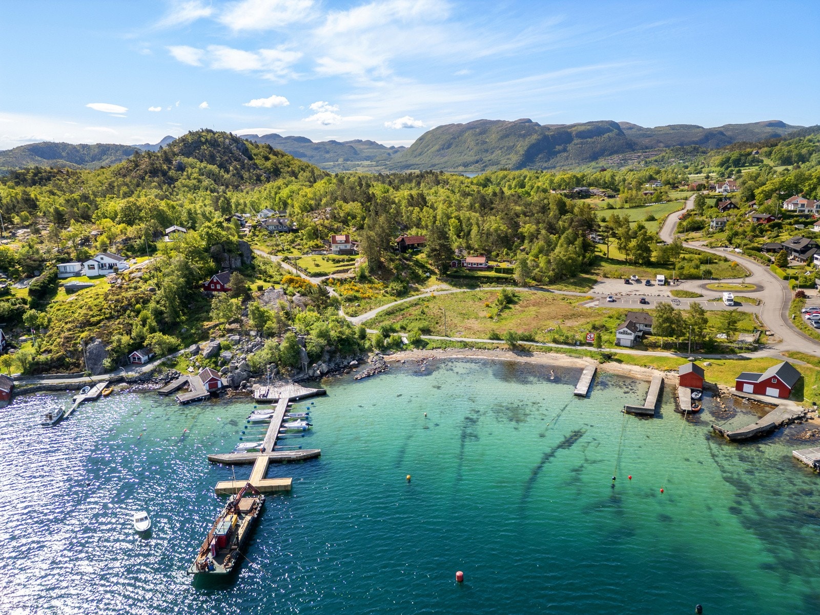 Fjorden, skogen og kulturlandskapet som en vakker ramme rundt aktiviteter og rekreasjon. Galleribilde