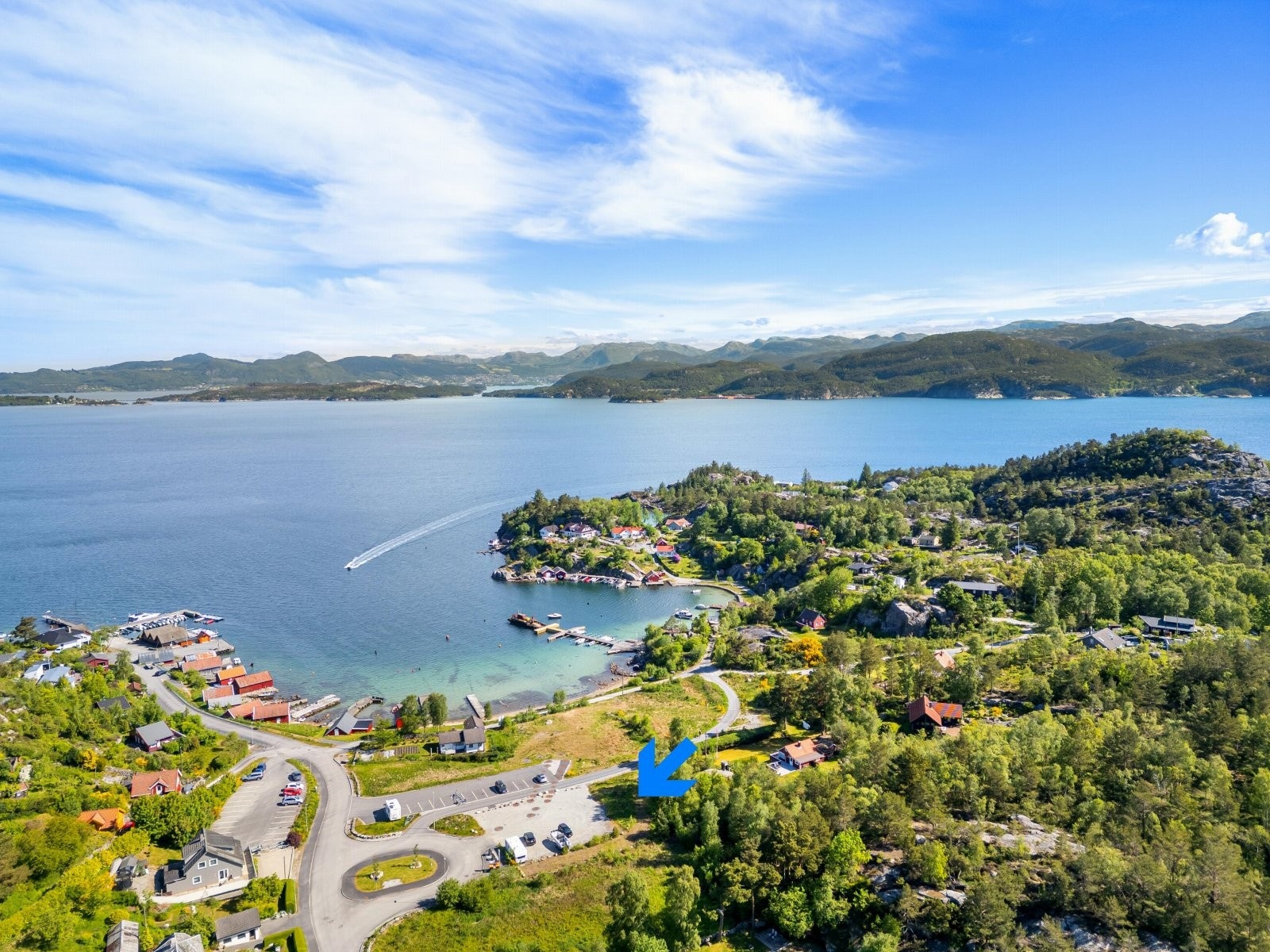 Vi har 4 flotte tomter for salg. Dette er annonsen for tomt A som er markert omtrentlig på bildet. Galleribilde