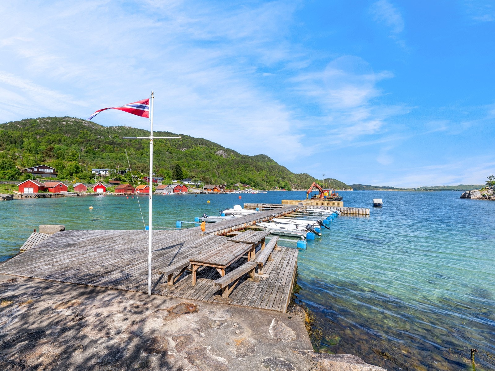 Aktivitet og sosialt liv lett tilgjengelig, med strand, brygge og turområder like i nærheten. Galleribilde