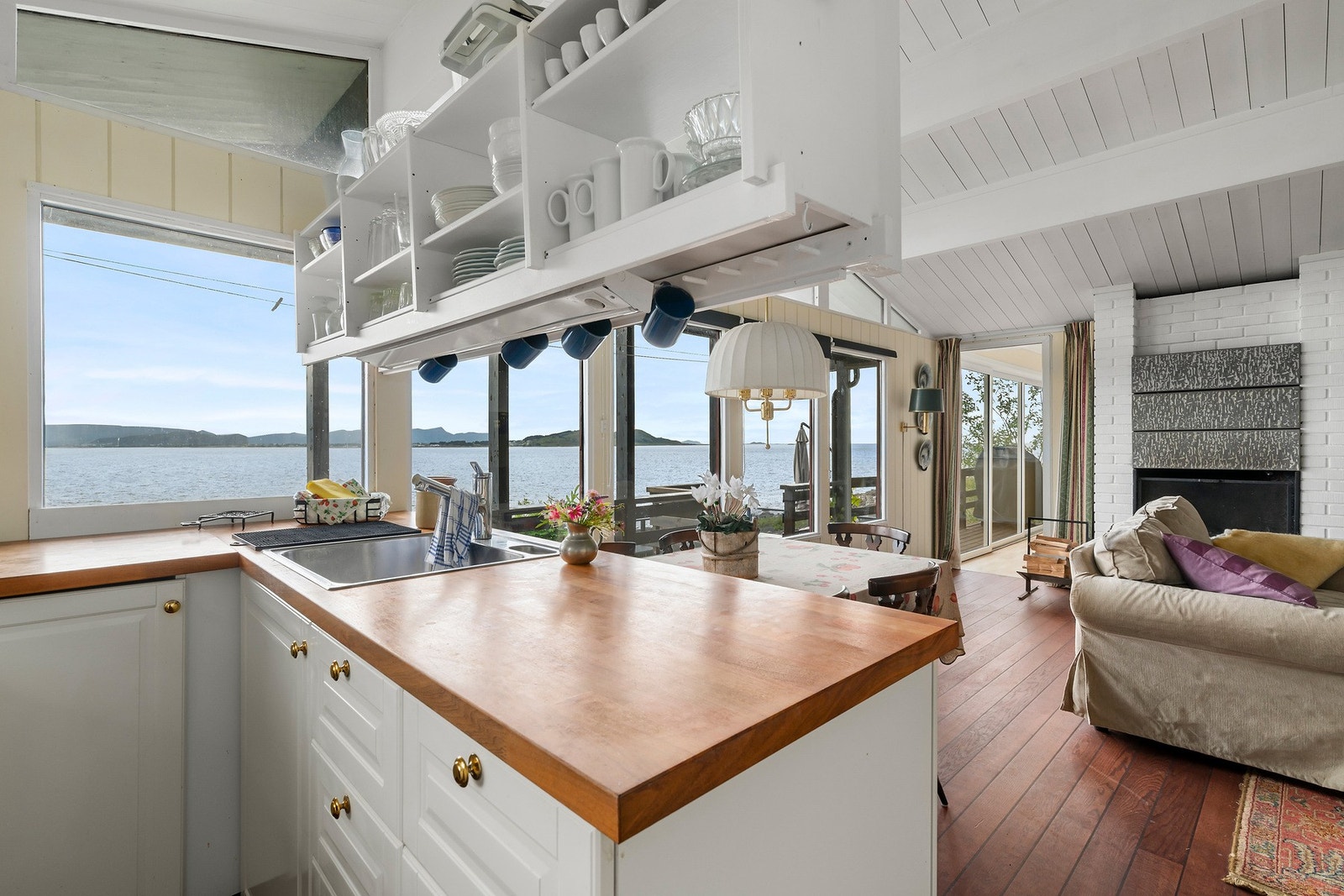 Middagen kan serveres rett over kjøkkenbenken - denne er av heltre. Galleribilde