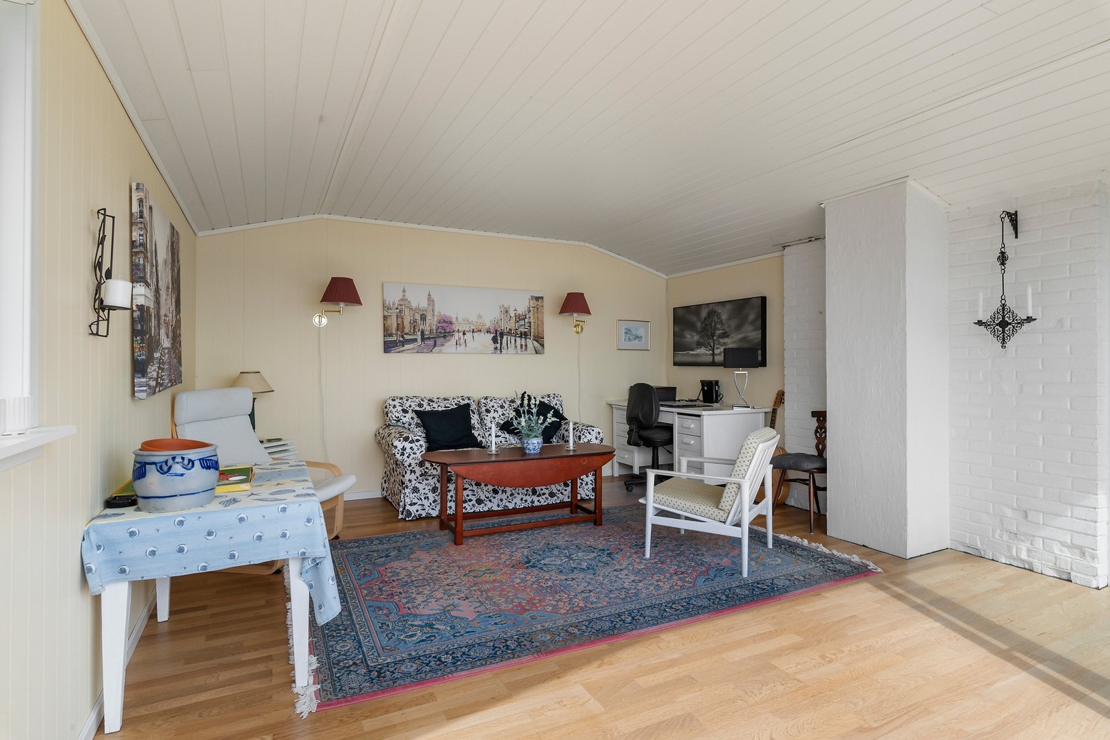 Vi beveger oss til hyttens andre stue, eller sommerstuen. Denne delen er bygd på så sent som i 2014. Galleribilde