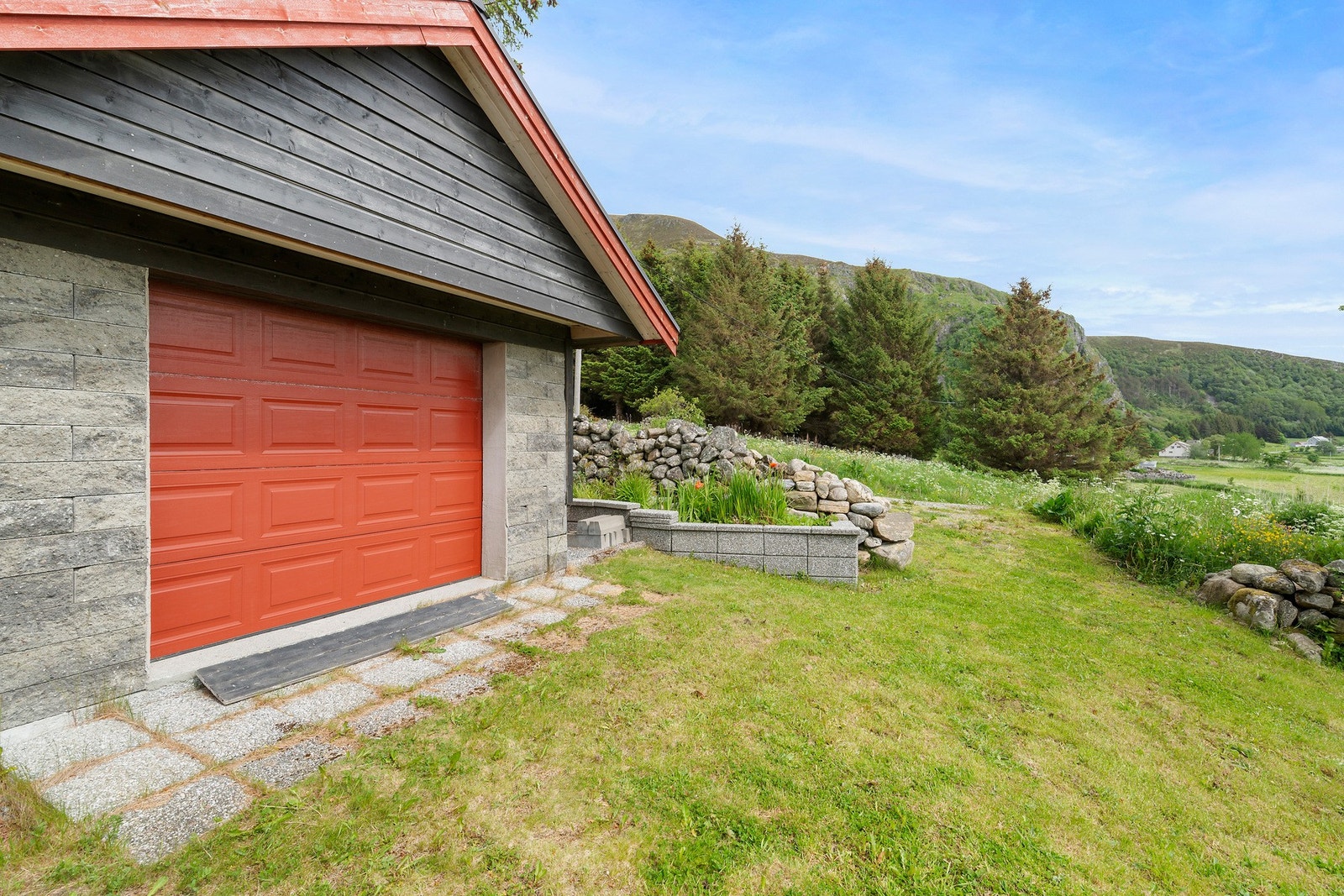 Garasjen er oppført rundt 2015, og sørger for rikelig med lagringsplass. Galleribilde