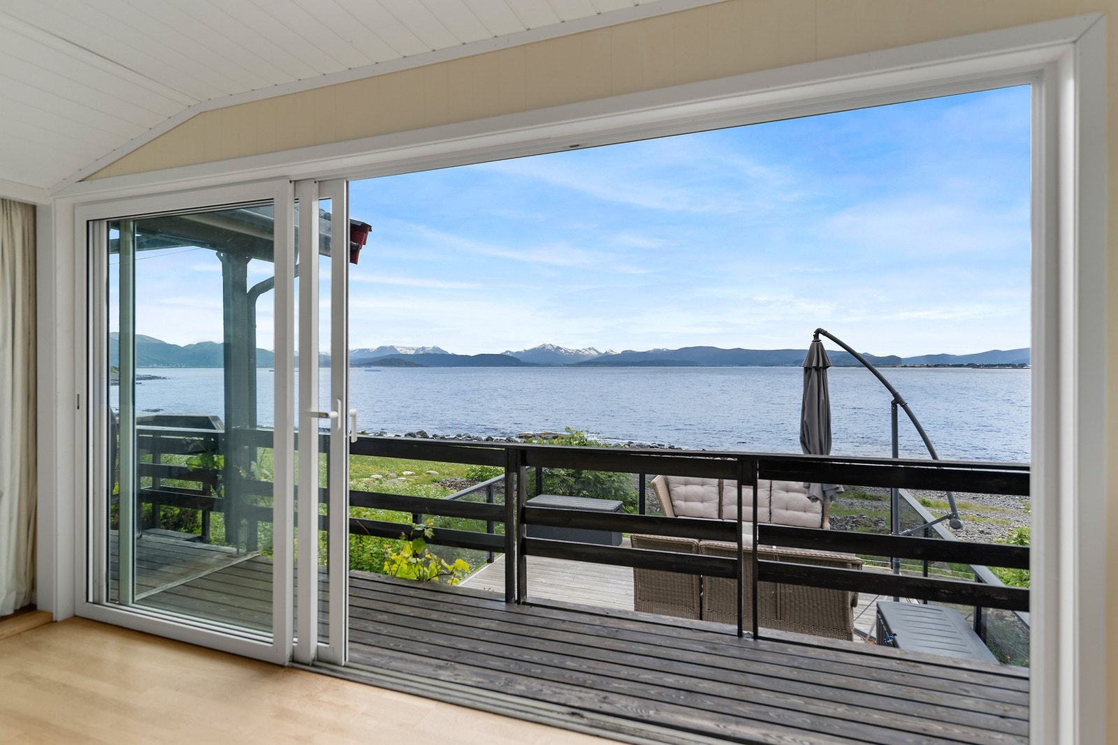 Hytten har sydvendt beliggenhet, som gir svært gode solforhold og en utsikt utenom det vanlige. Galleribilde