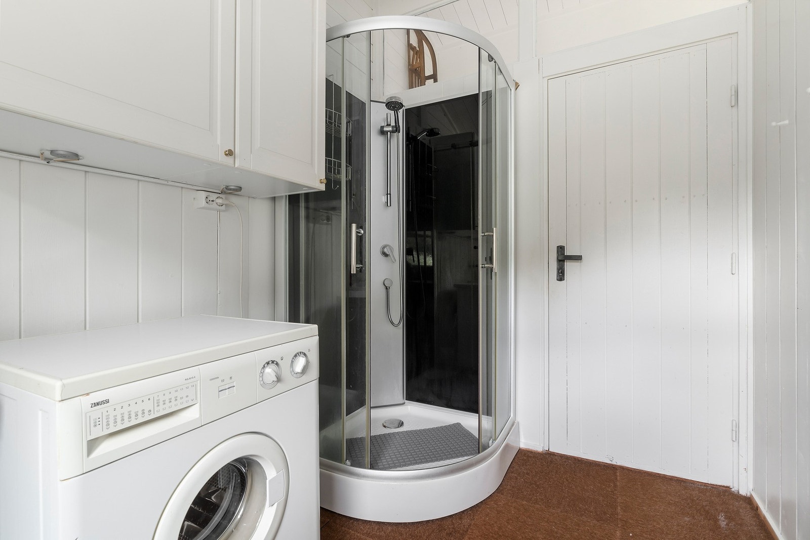 Baderommet er godt utstyrt med både opplegg for vaskemaskin og dusjkabinett. Galleribilde