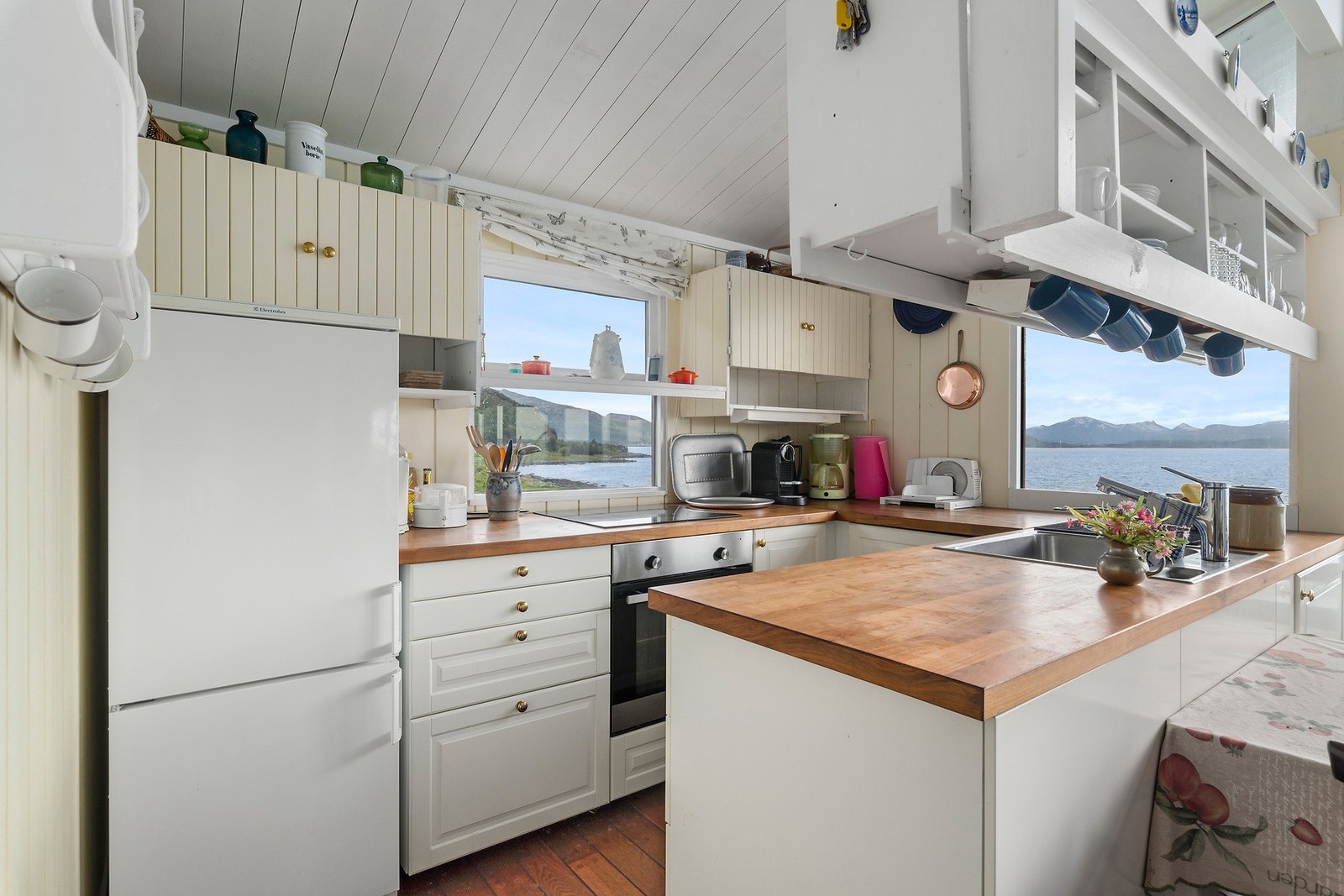 Kjøkkenet er utformet med fokus på funksjonalitet og har integrerte hvitevarer som platetopp og stekeovn. Galleribilde