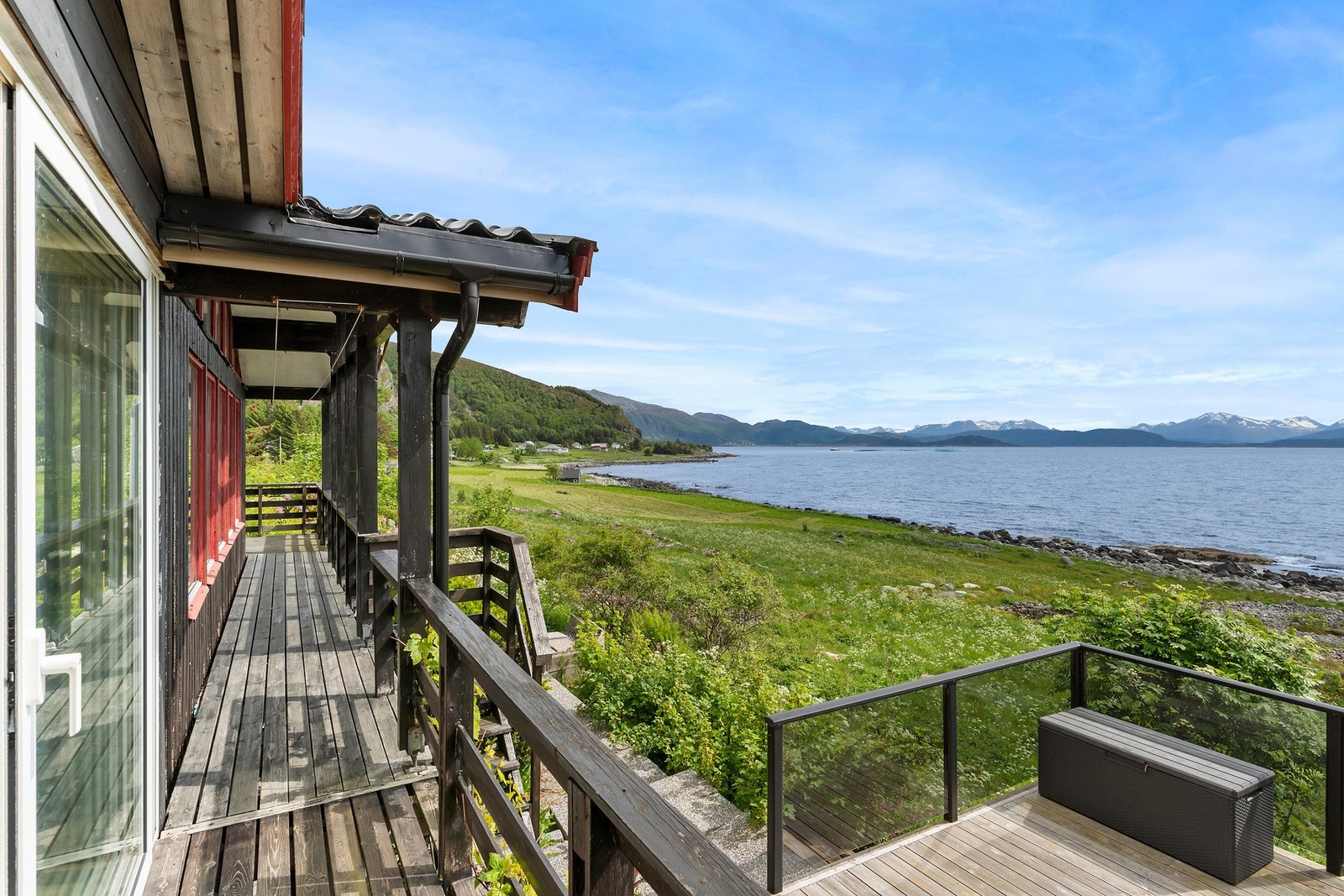 Fra stuen fører døren videre til det flotte uteområdet, som er delt inn i flere oppholdssoner. Galleribilde