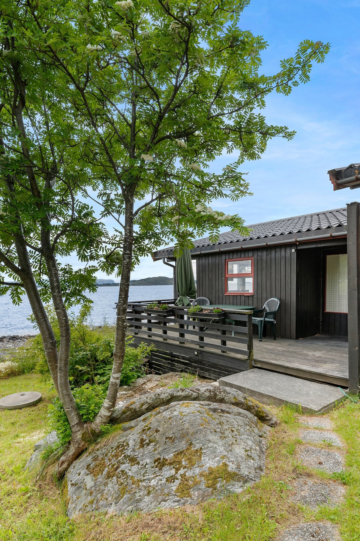 Hytten har blitt benyttet i hovedsak som sommerhytte, men det er muligheter for å ta denne i bruk hele året. Konferer med megler for mer informasjon. Galleribilde