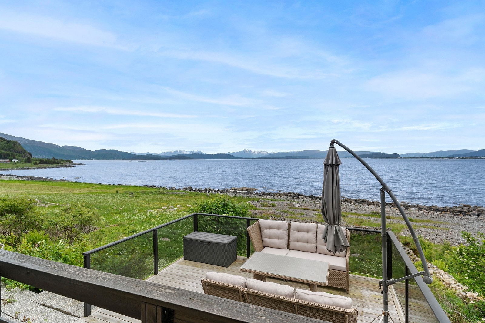 En idyllisk fritidseiendom med panoramautsikt, solrike forhold og nærhet til sjø beliggende på Lepsøya. Galleribilde
