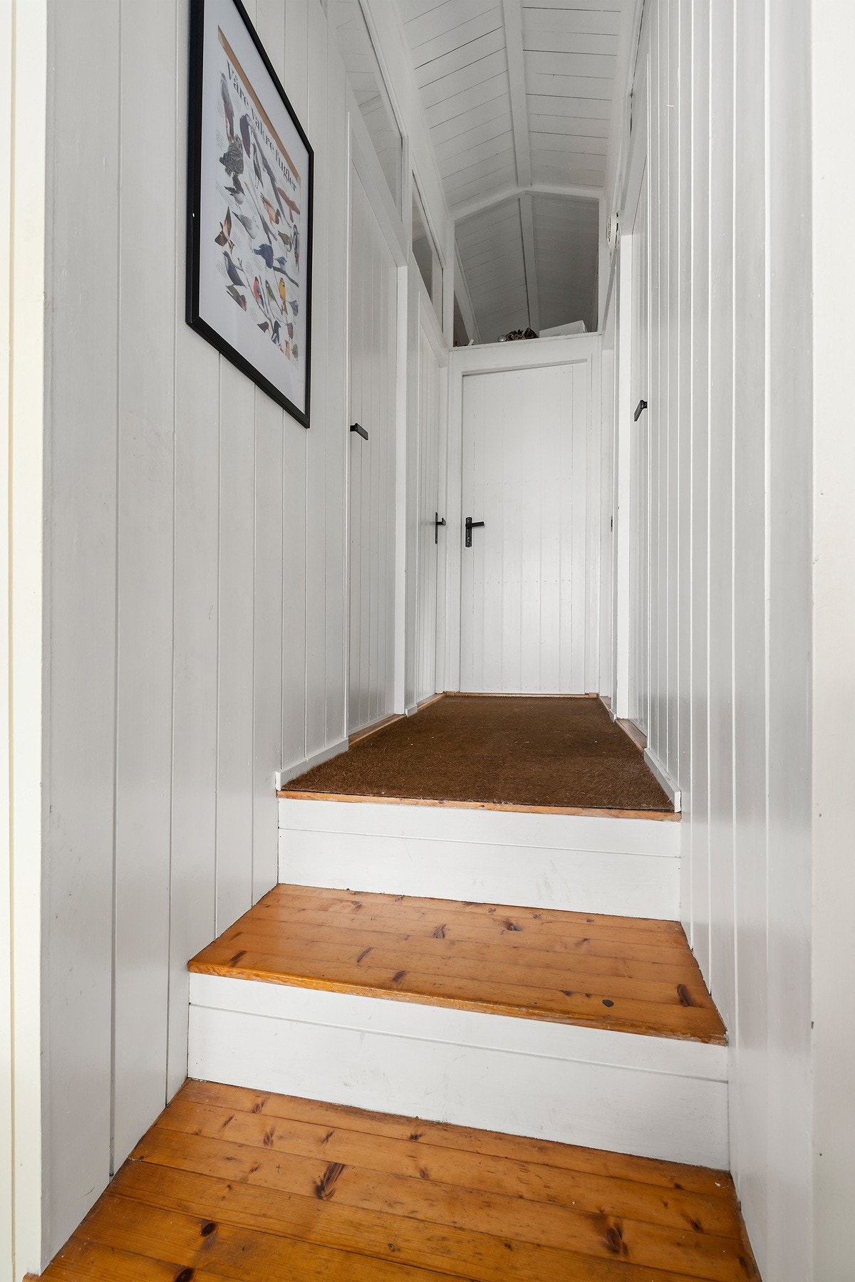 Hall. Her finner du soveromsfløyen med 3 soverom, baderom og en praktisk, innvendig bod. Galleribilde