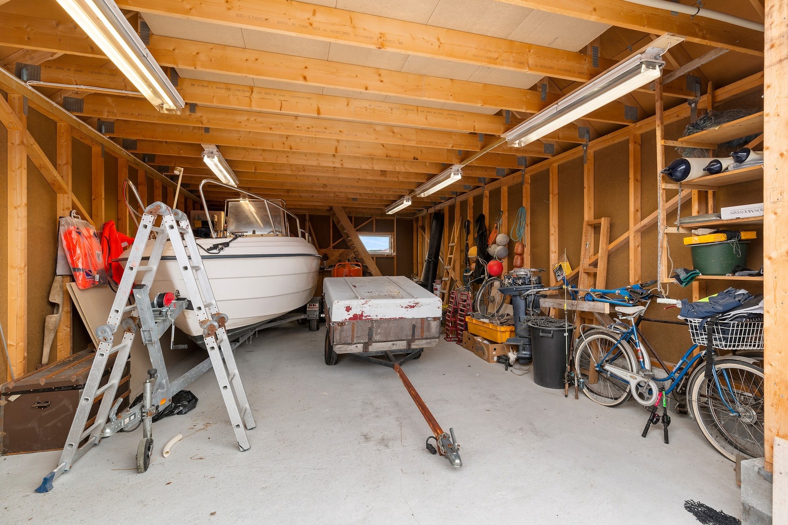 Naustet dekker et areal på omtrent 49 kvadratmeter og gir deg plassen du trenger til oppbevaring av båt pluss litt til. Galleribilde