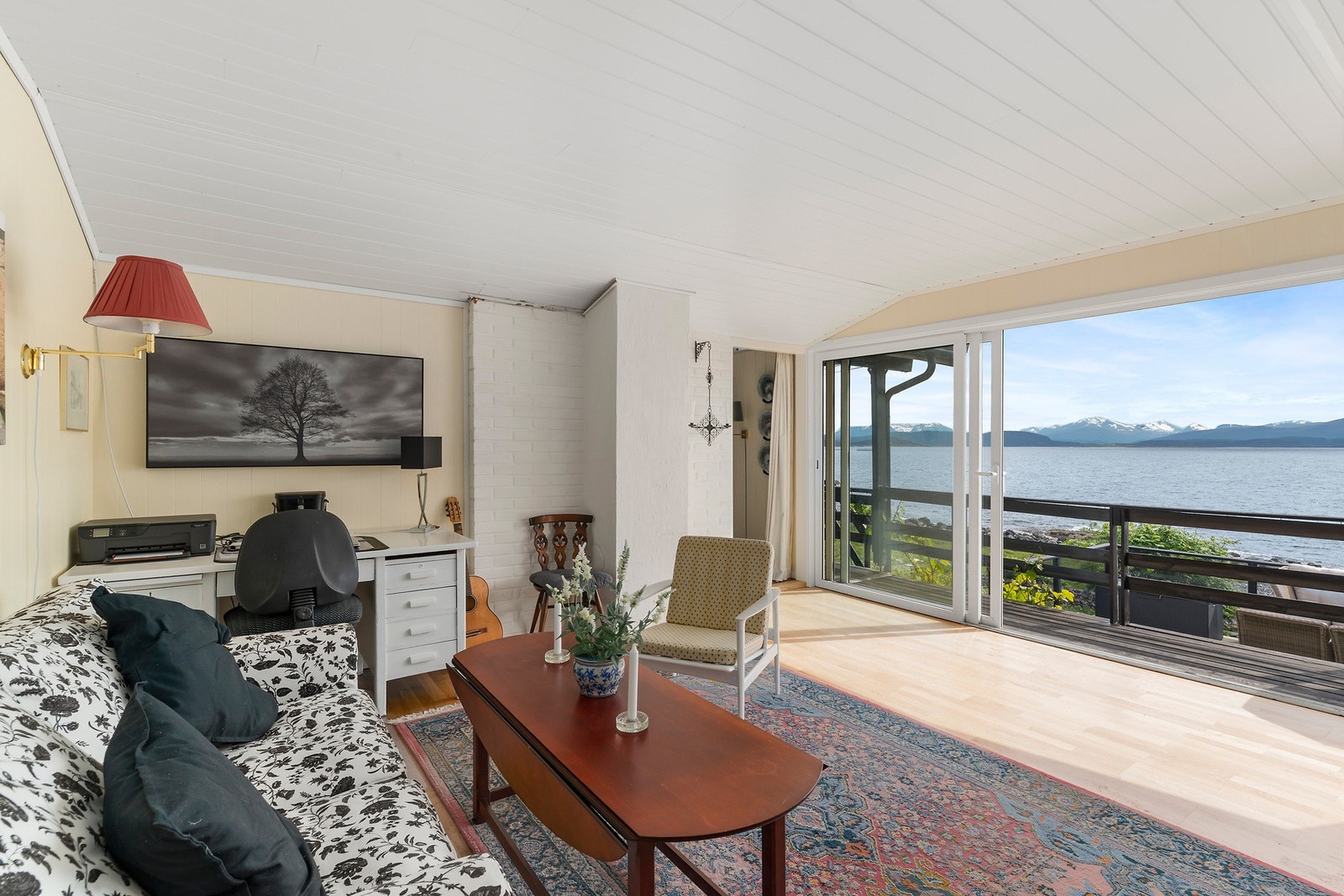 Alternativt kan sommerstuen innredes som et luksuriøst soverom. Tenk å våkne til denne utsikten hver morgen! Galleribilde