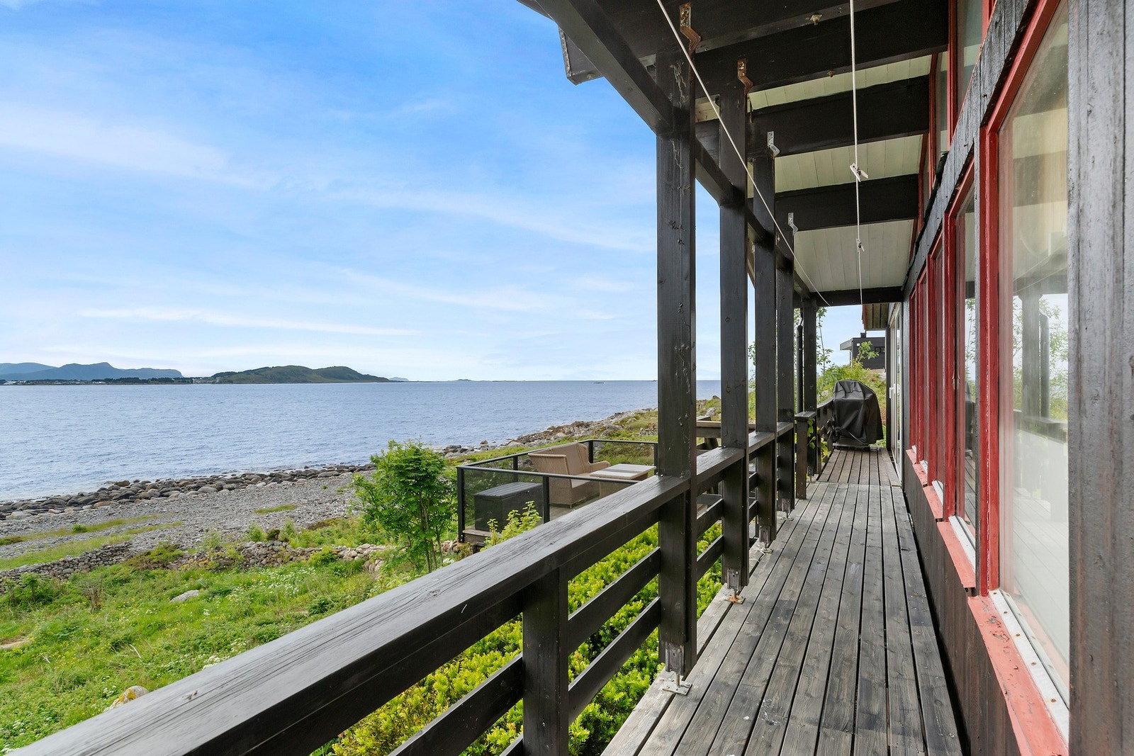 Det totalte terrassearealet utgjør omtrent 42 kvadratmeter. Lufteverandaen har praktisk løsning for klesoppheng. Galleribilde