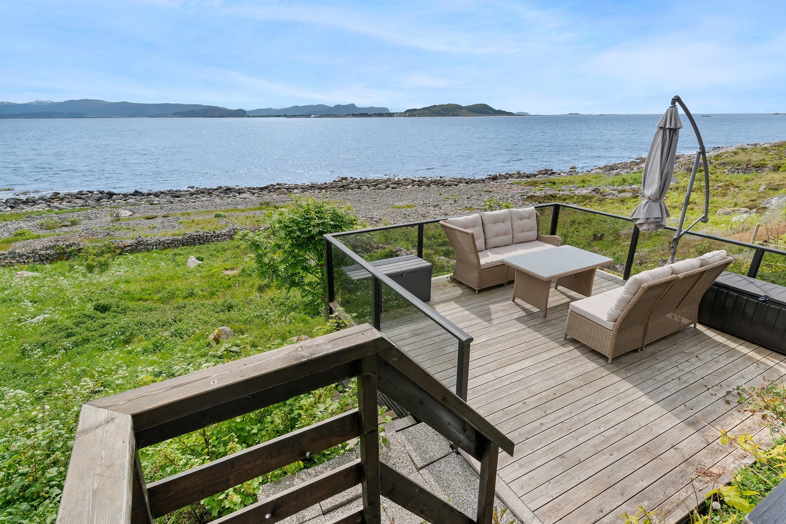 Det har i nyere tid blitt laget til en ekstra terrasse. Med rekkverk av glass forblir utsikten uhemmet, enten du står, sitter eller ligger. Galleribilde