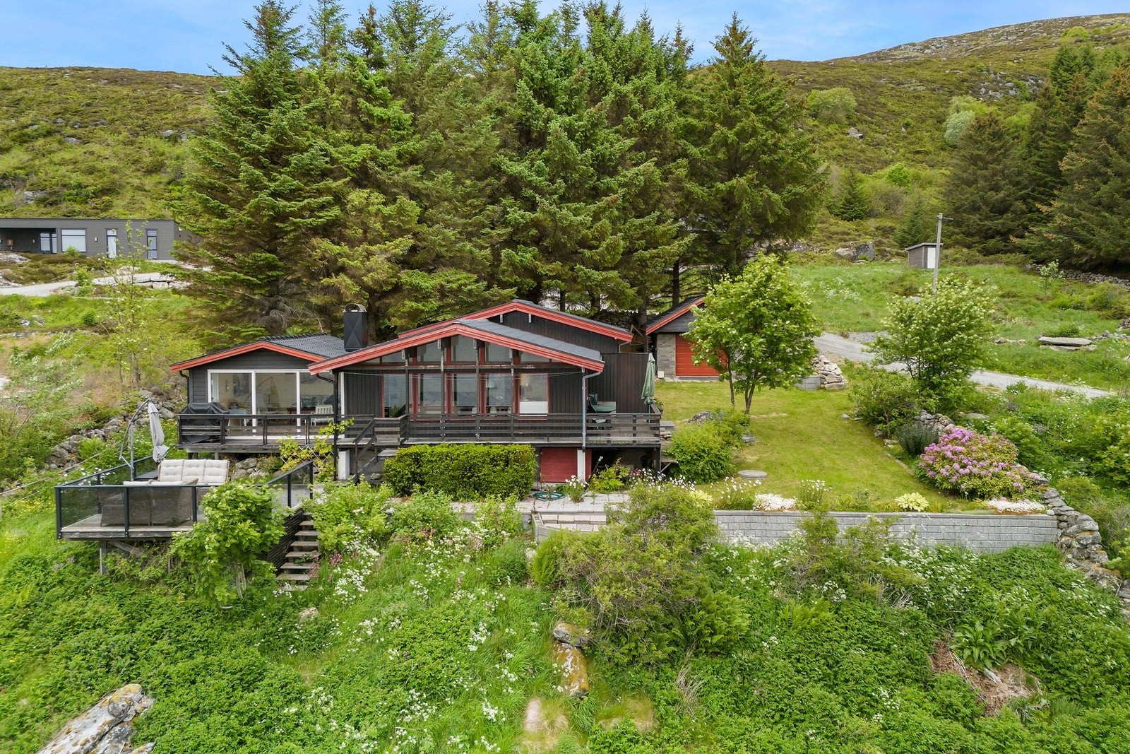 Tomten er på hele 1570 kvadratmeter og gir rikelig med boltreplass for store og små, i tillegg til flere muligheter for videre utvikling. Galleribilde