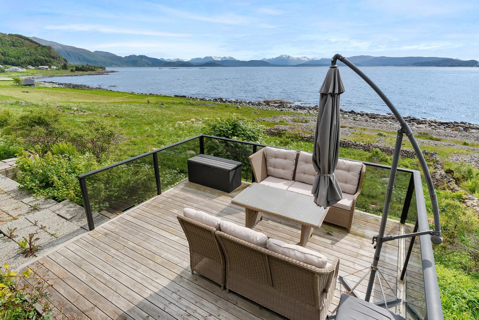 Fra terrassen er det fri ferdsel til resten av eiendommen og fjøra nedenfor. Selgerne forteller om gode muligheter for krabbe- og hummerfangst i sjøen. Galleribilde