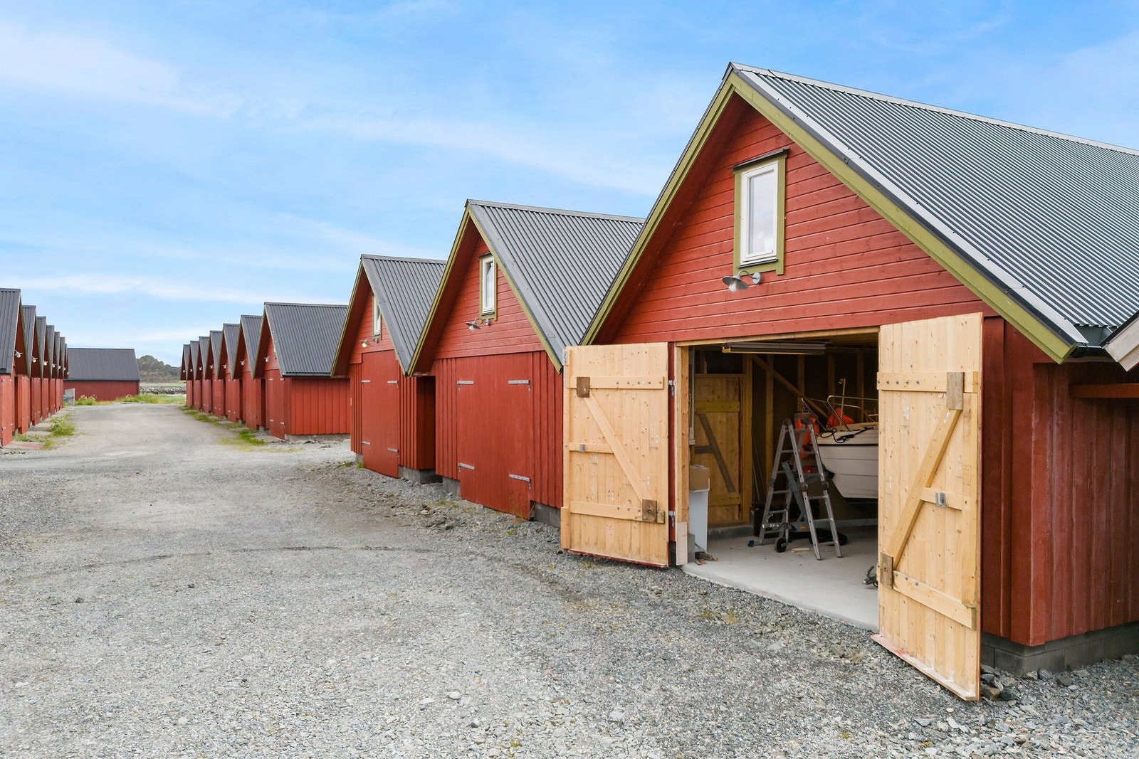 Naustet har byggeår 2015, og er oppført i bindingsverk med utvendig kledning av både stående og liggende trepanel. Galleribilde