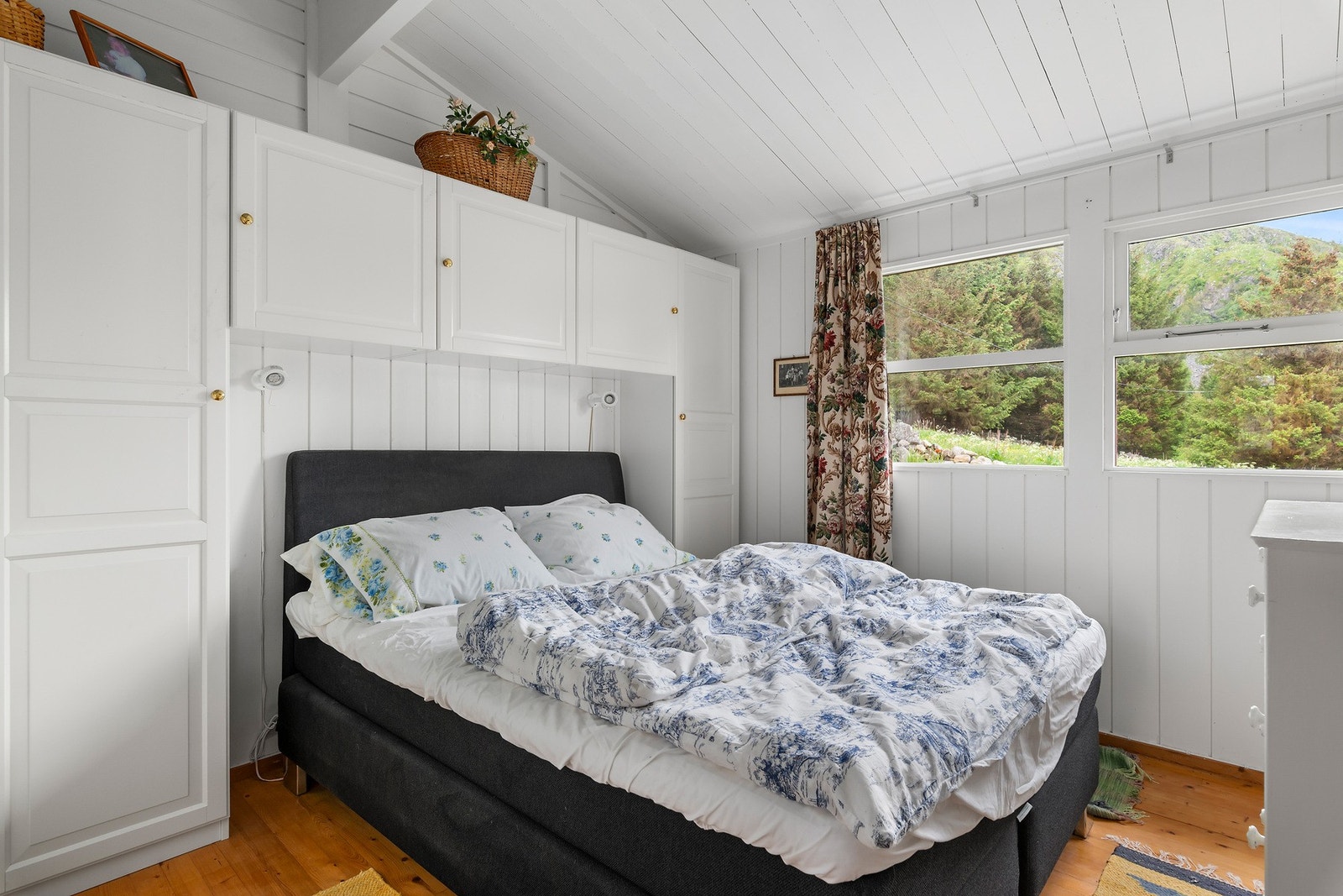 Det første soverommet fremstår som romslig, og har plass til større seng samt tilhørende innredning. Galleribilde