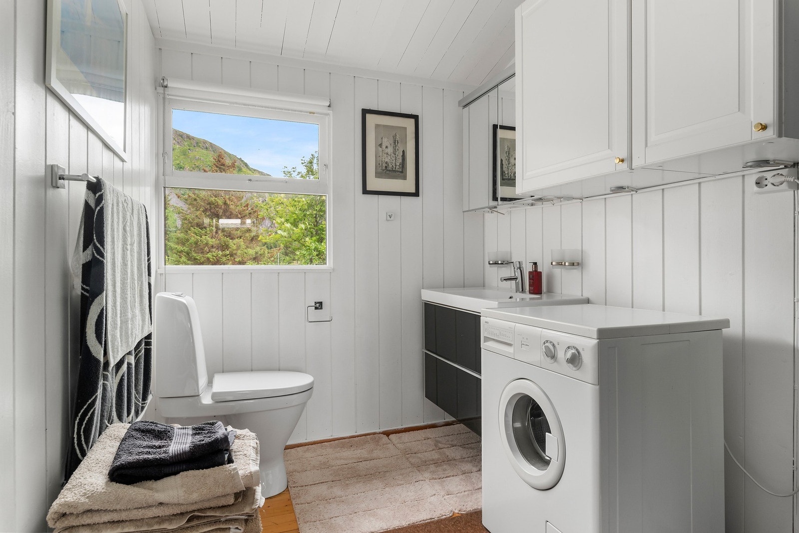 Hytten har følgelig innlagt vann, og er koblet opp mot slamavskiller. Galleribilde