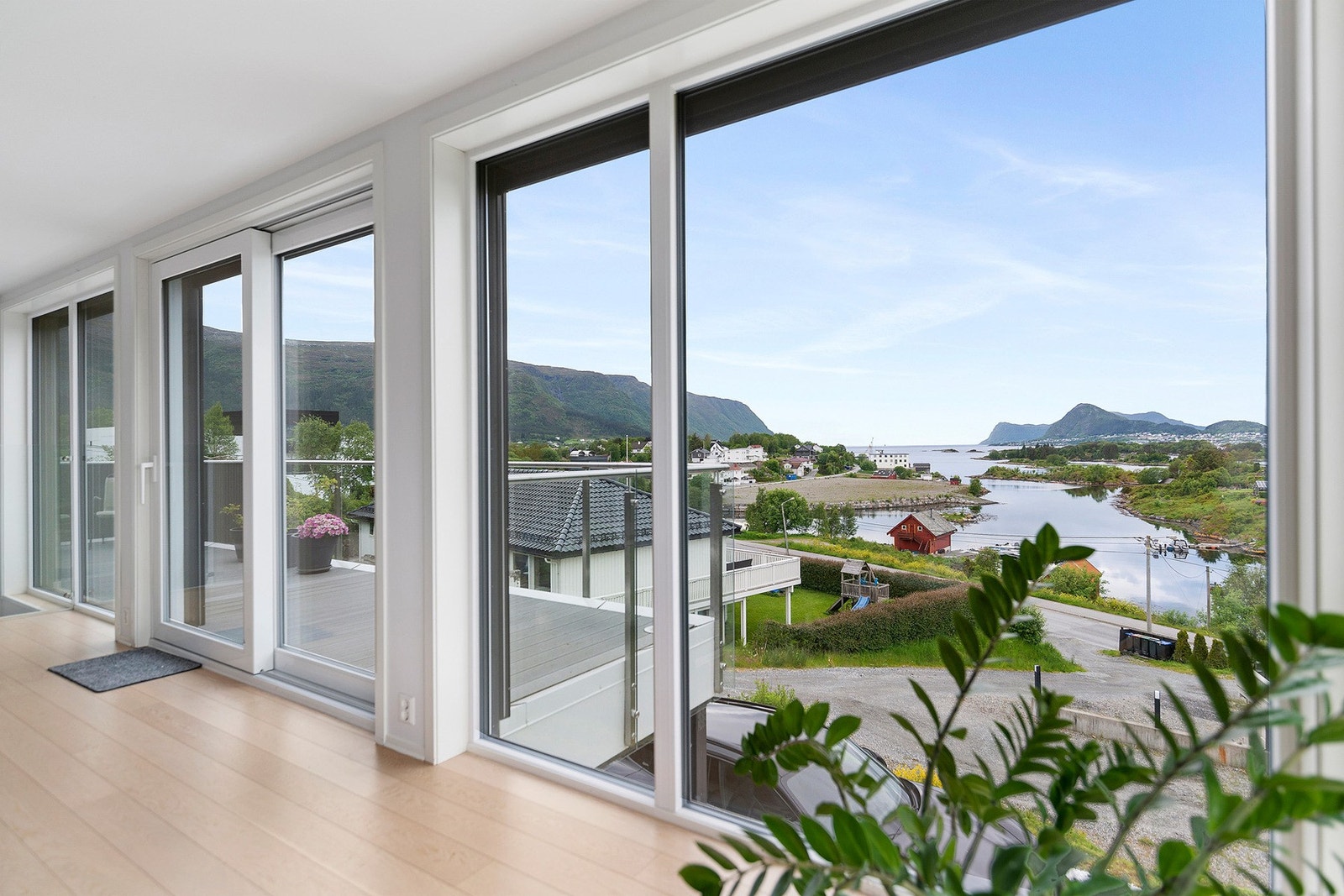 Den spektakulære utsikten kan nytes hvor enn du plasserer deg i rommet, takket være panoramavinduene. Galleribilde