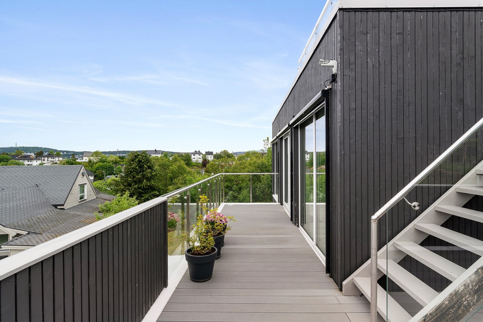 Sollyset kan enkelt holdes ute med markiser. Galleribilde
