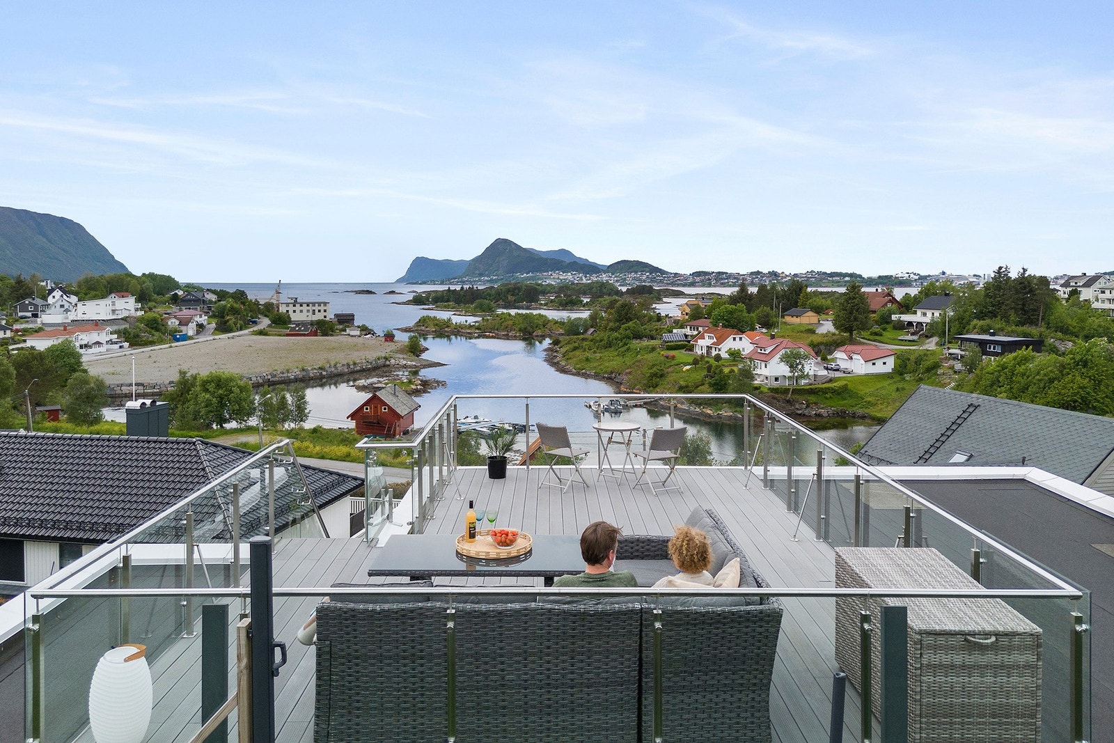 Et unikt uteplass med fantastisk utsyn over både natur og nabolag. Galleribilde