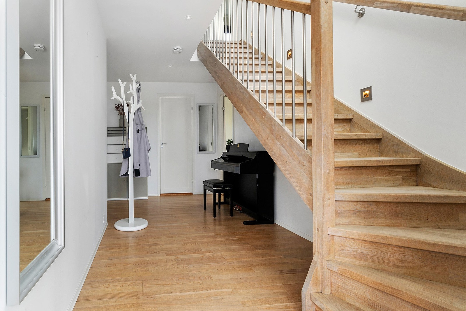 Vi følger trappen videre opp til andre etasje. Legg merke til trappebelysningen. Galleribilde