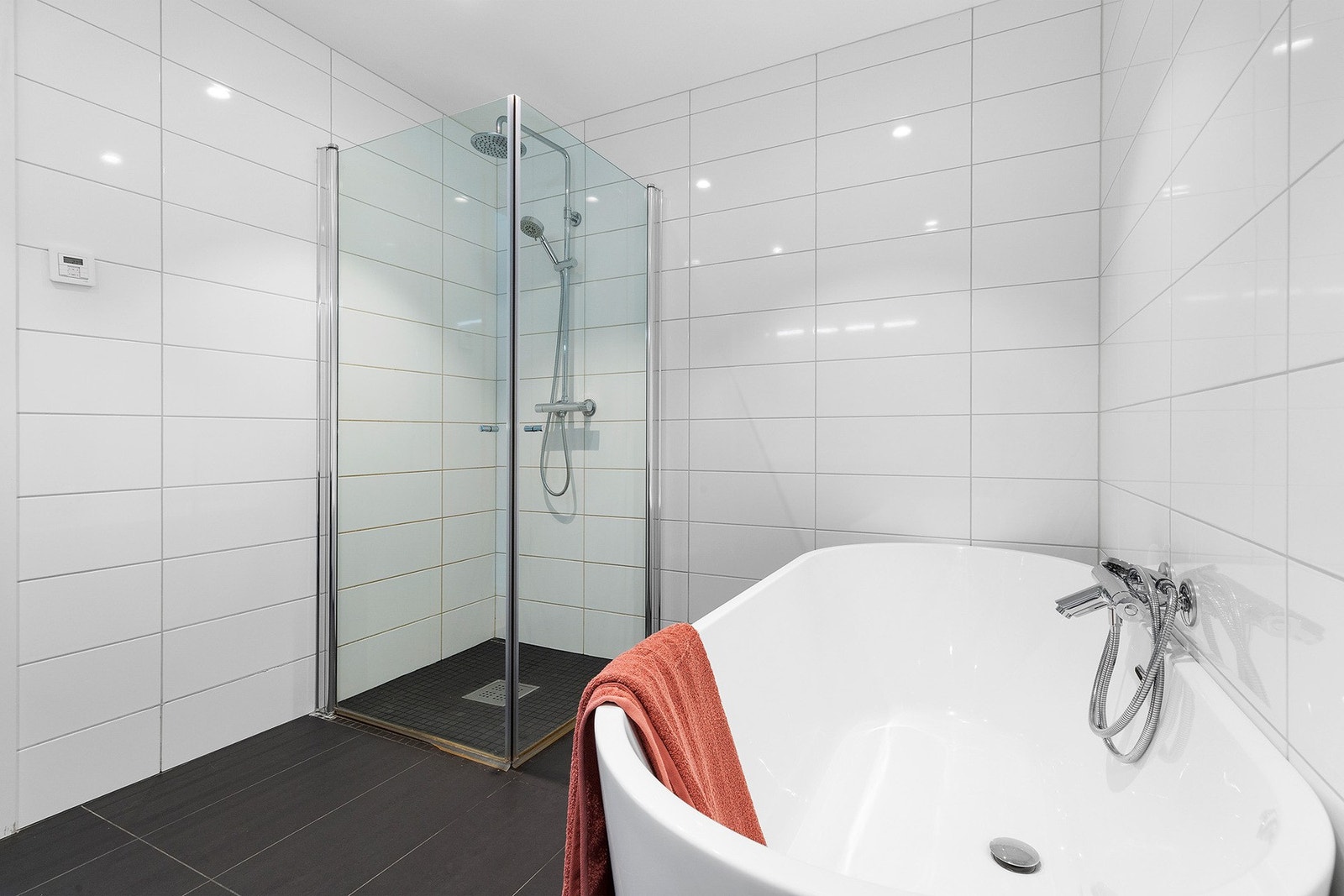 Med dusjhjørne og badekar inneholder badet alt det du skulle trenge. Galleribilde