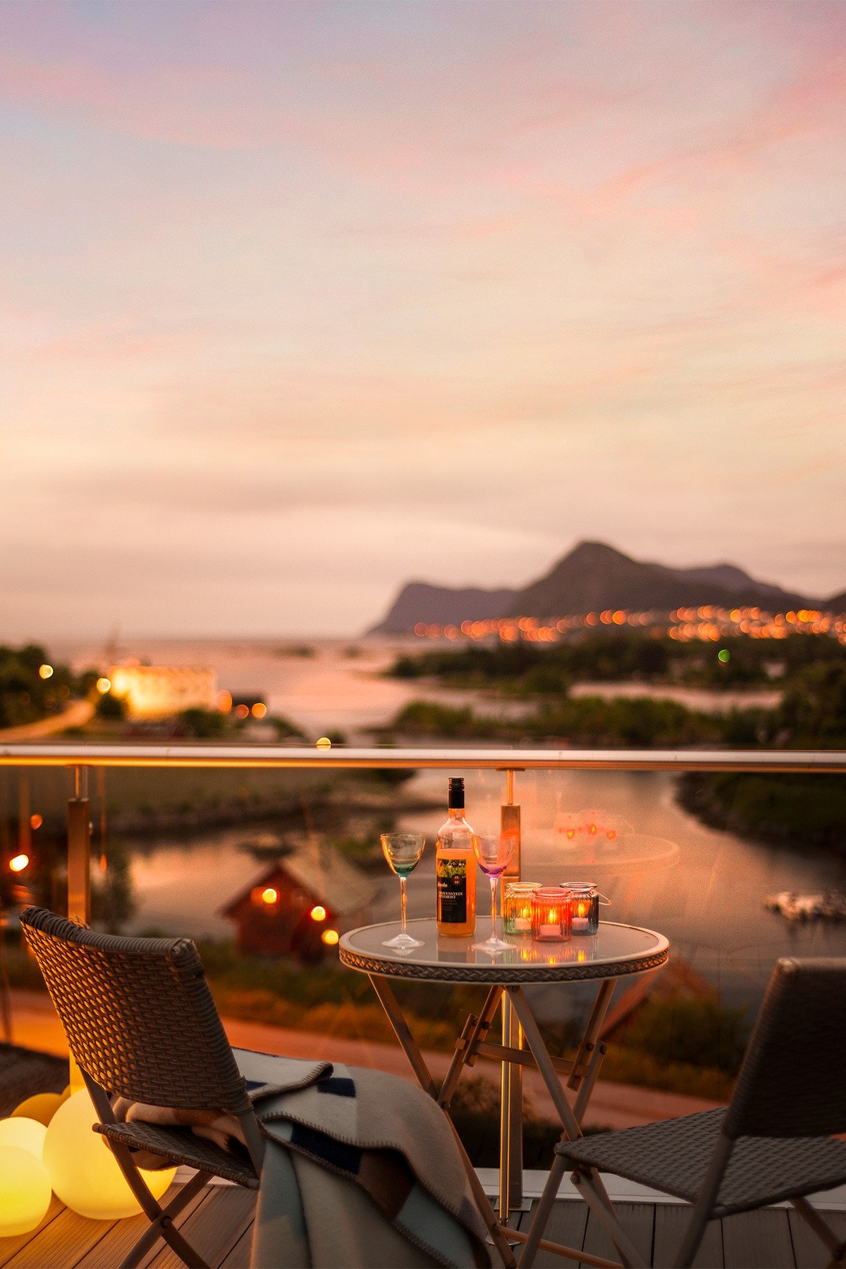 Detaljbilde. Nyt lange sommerkvelder med fantastisk utsikt og god stemning. Galleribilde